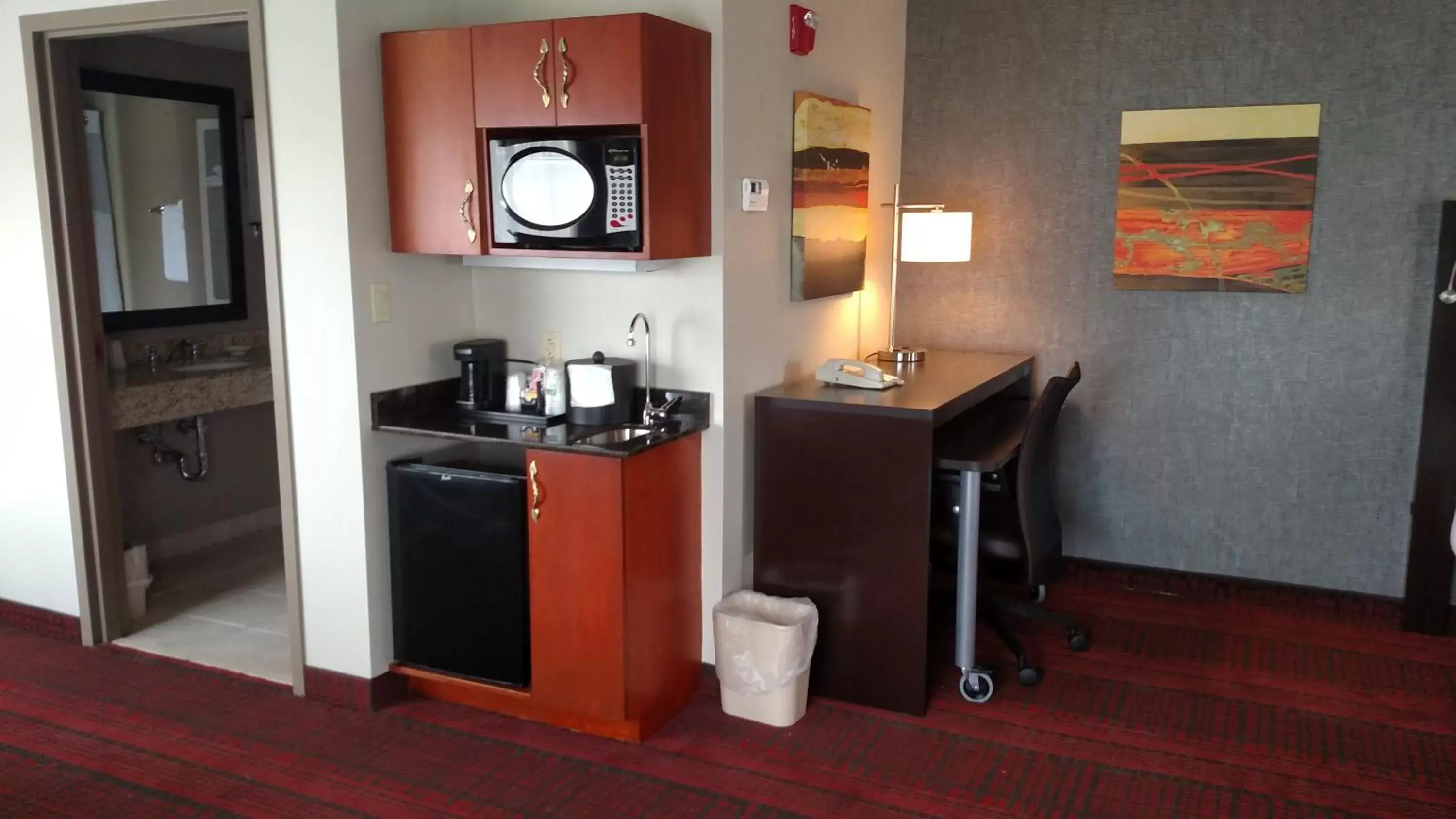 Bedroom, Kitchen/Kitchenette in Holiday Inn Express Hotel & Suites Auburn, an IHG Hotel