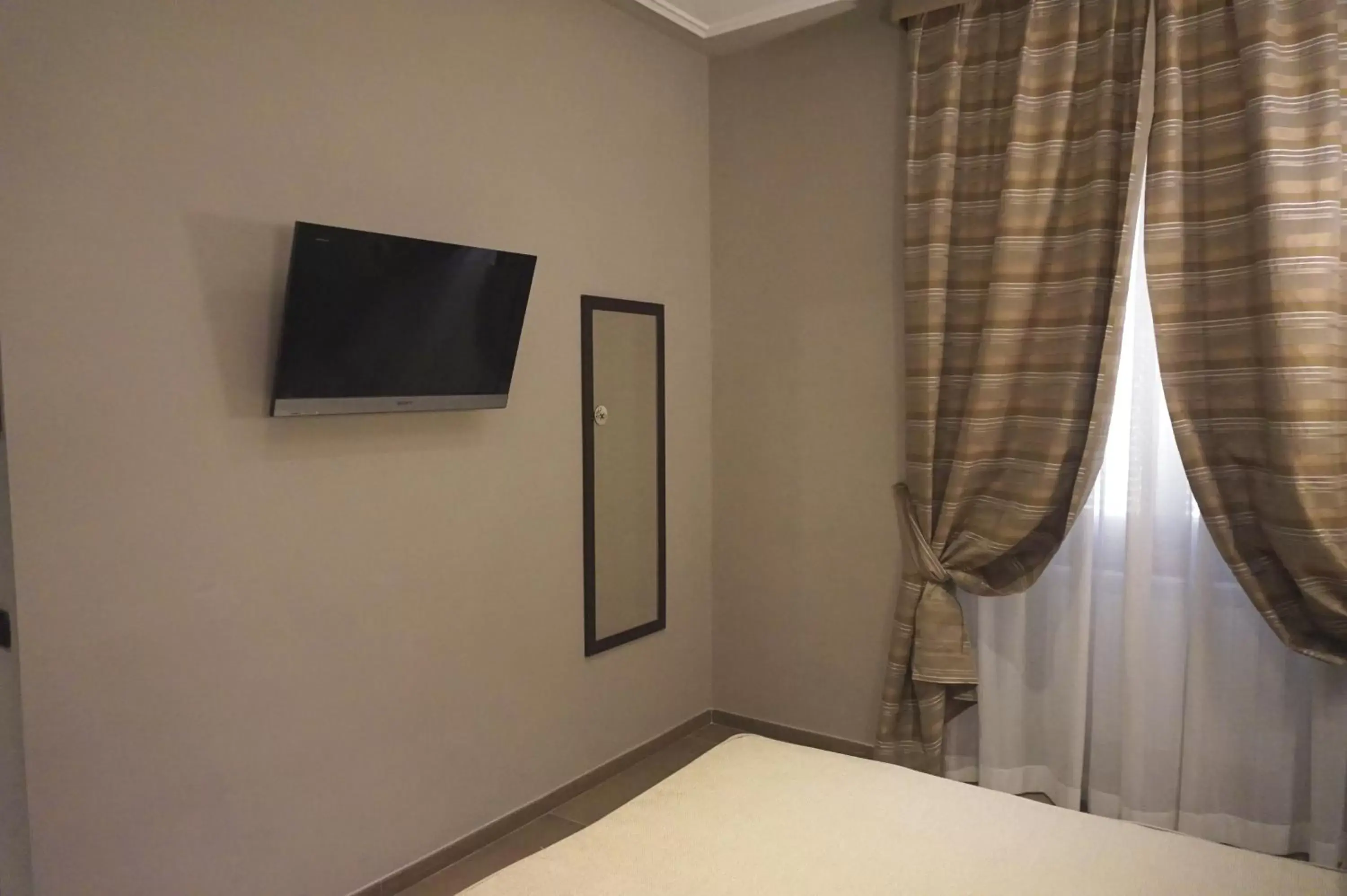 Bedroom, TV/Entertainment Center in Hotel Taormina