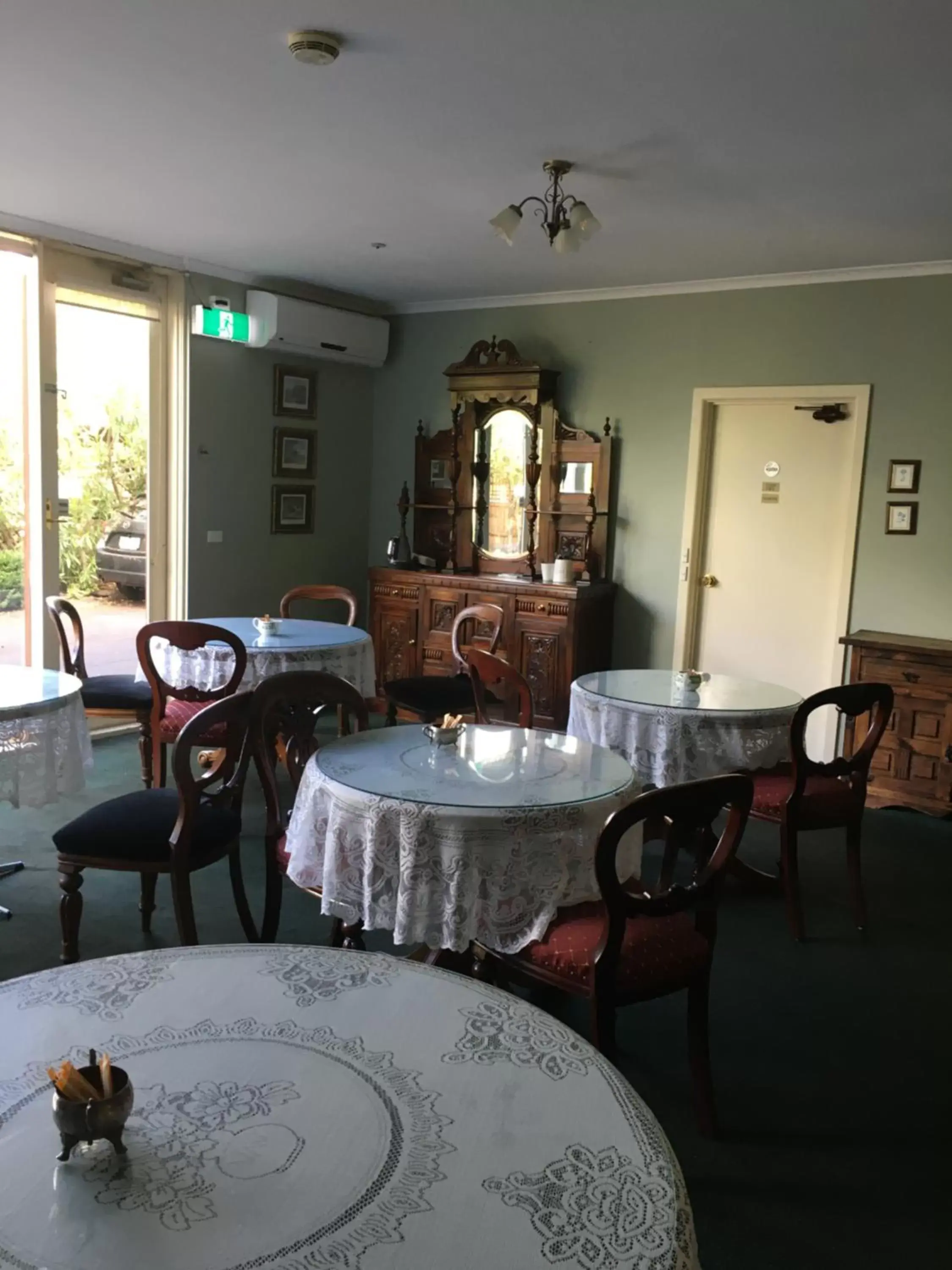 Restaurant/Places to Eat in Toorak Manor Hotel