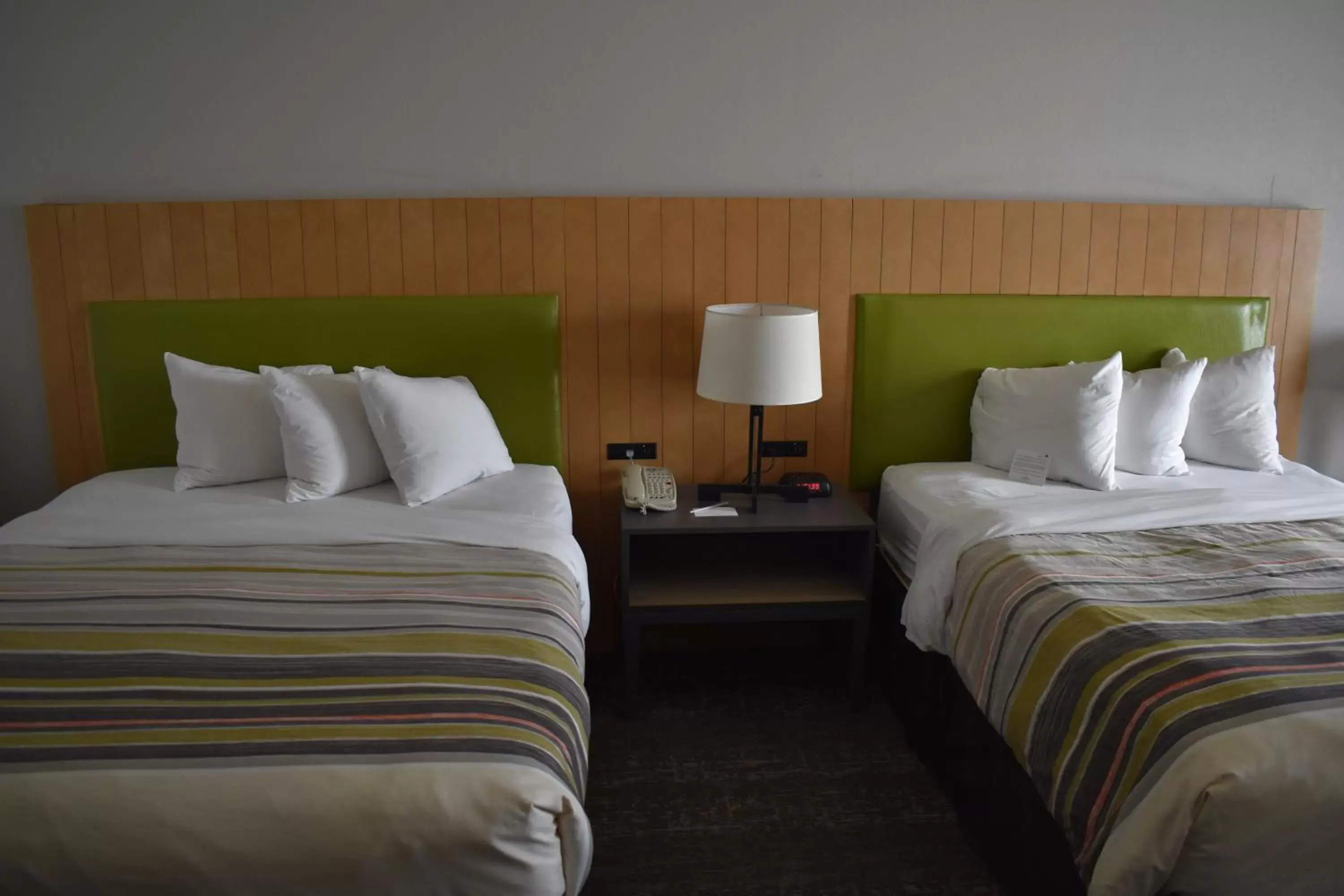 Bed in Country Inn & Suites by Radisson, Hagerstown, MD