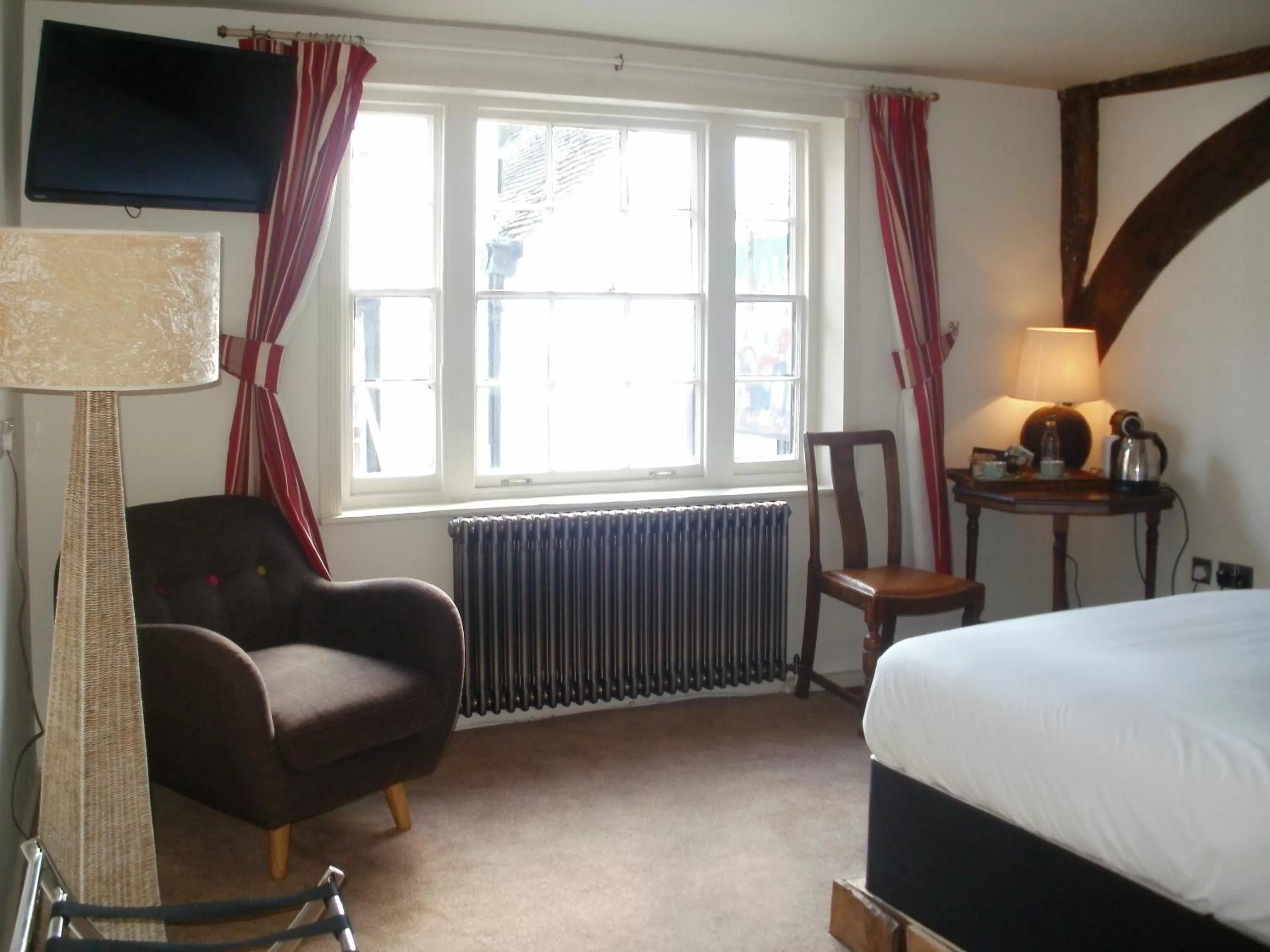 Living room, Bed in Alma Inn & Dining Rooms