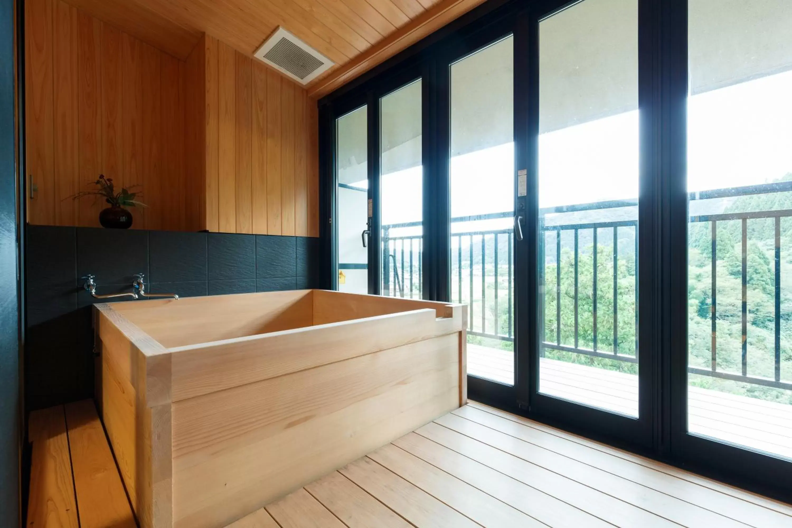 Photo of the whole room in Yamanaka Onsen Hanatsubaki                                                 