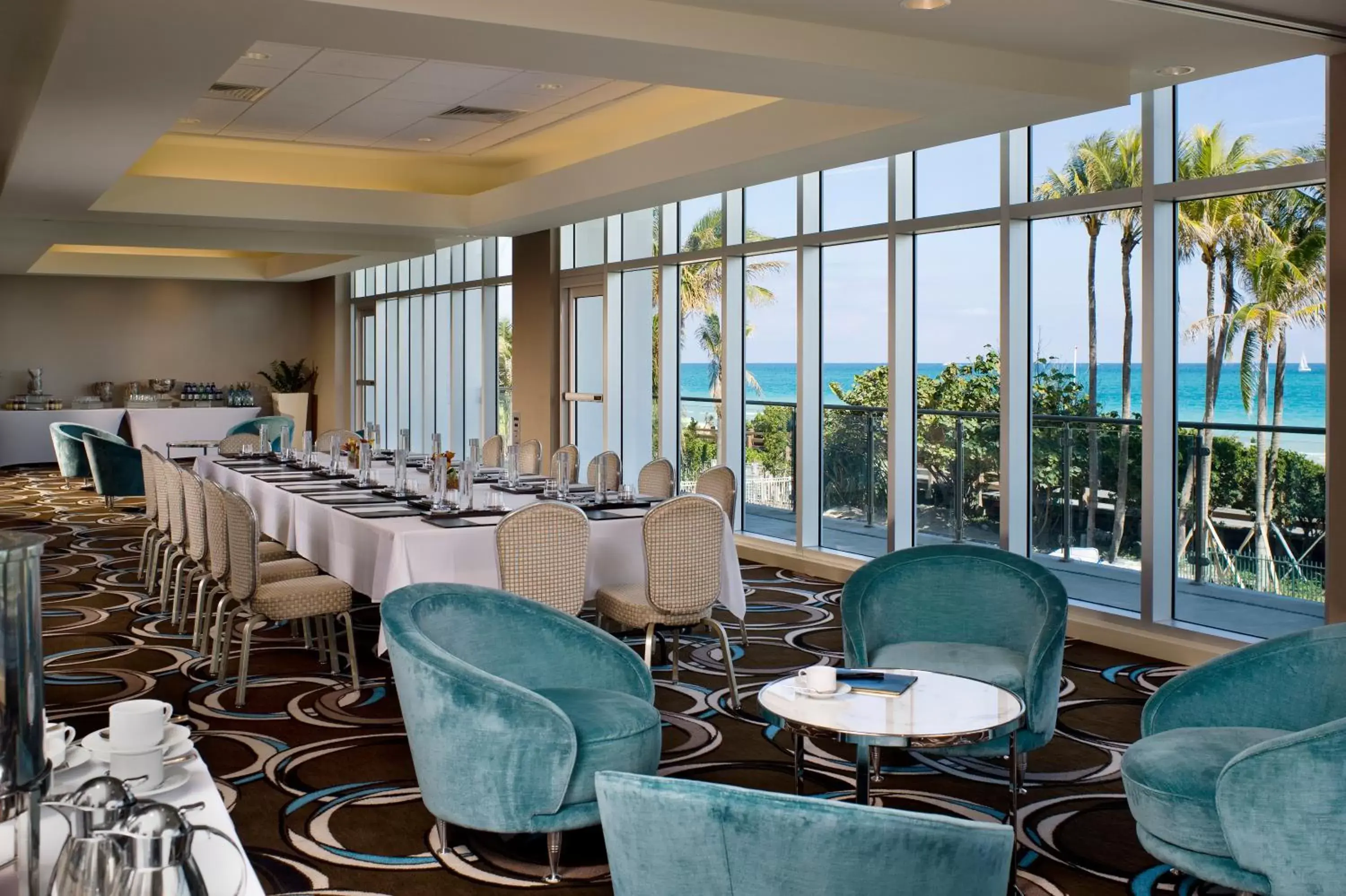 Business facilities, Lounge/Bar in Fontainebleau Miami Beach