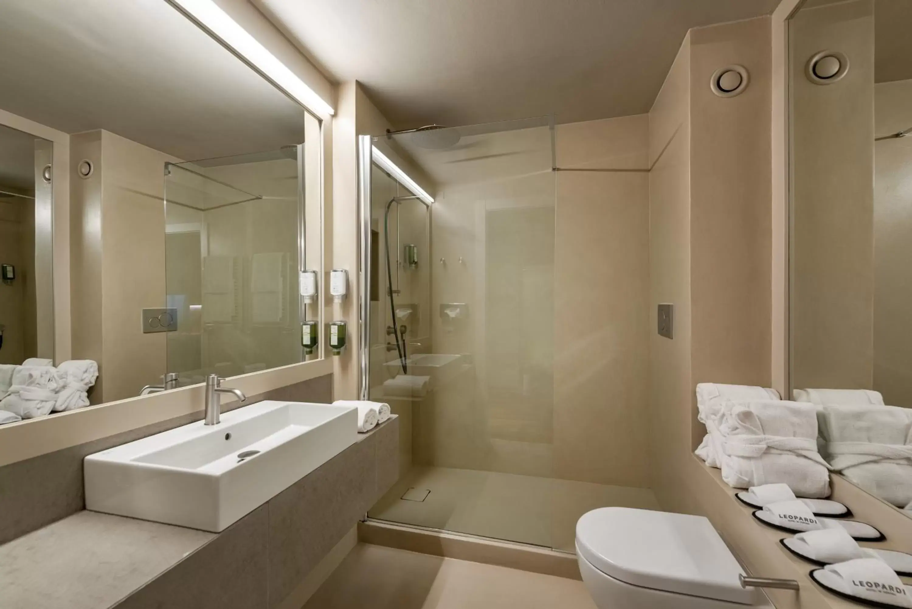 Bathroom in Hotel Leopardi Bathroom in Hotel Leopardi