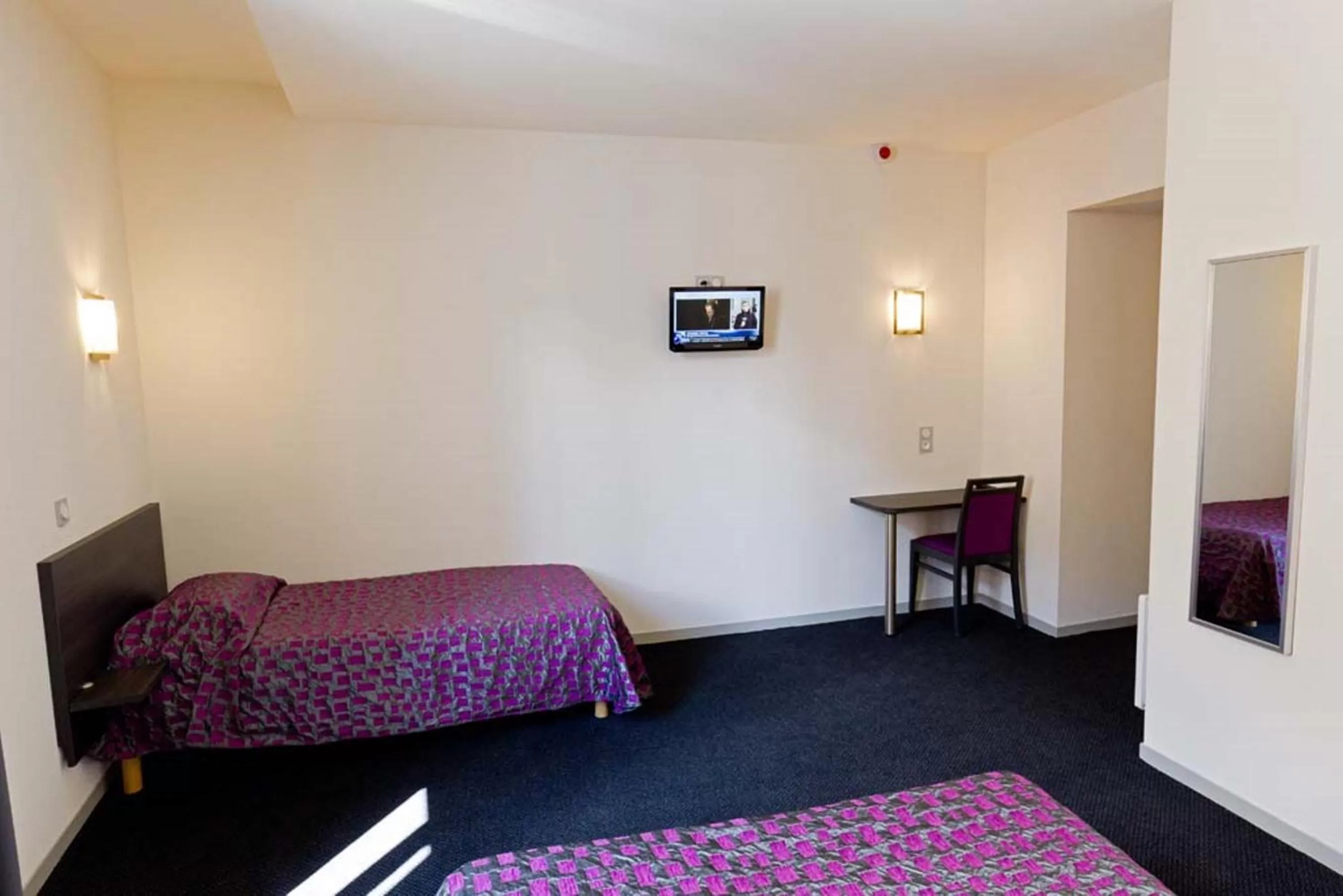 Bedroom, Bed in Hôtel Saint Etienne