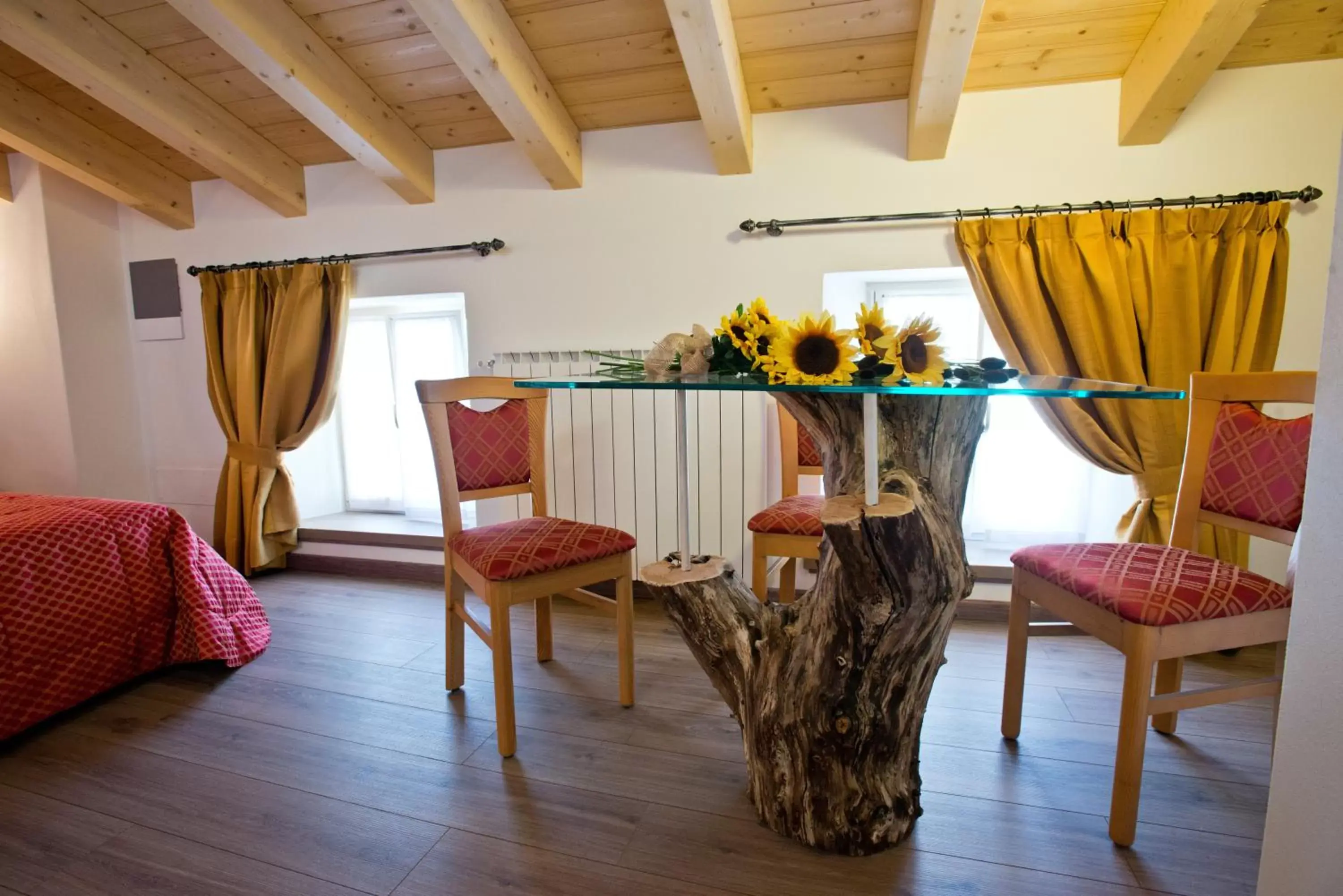 Photo of the whole room, Seating Area in Hotel Garni Le Corti