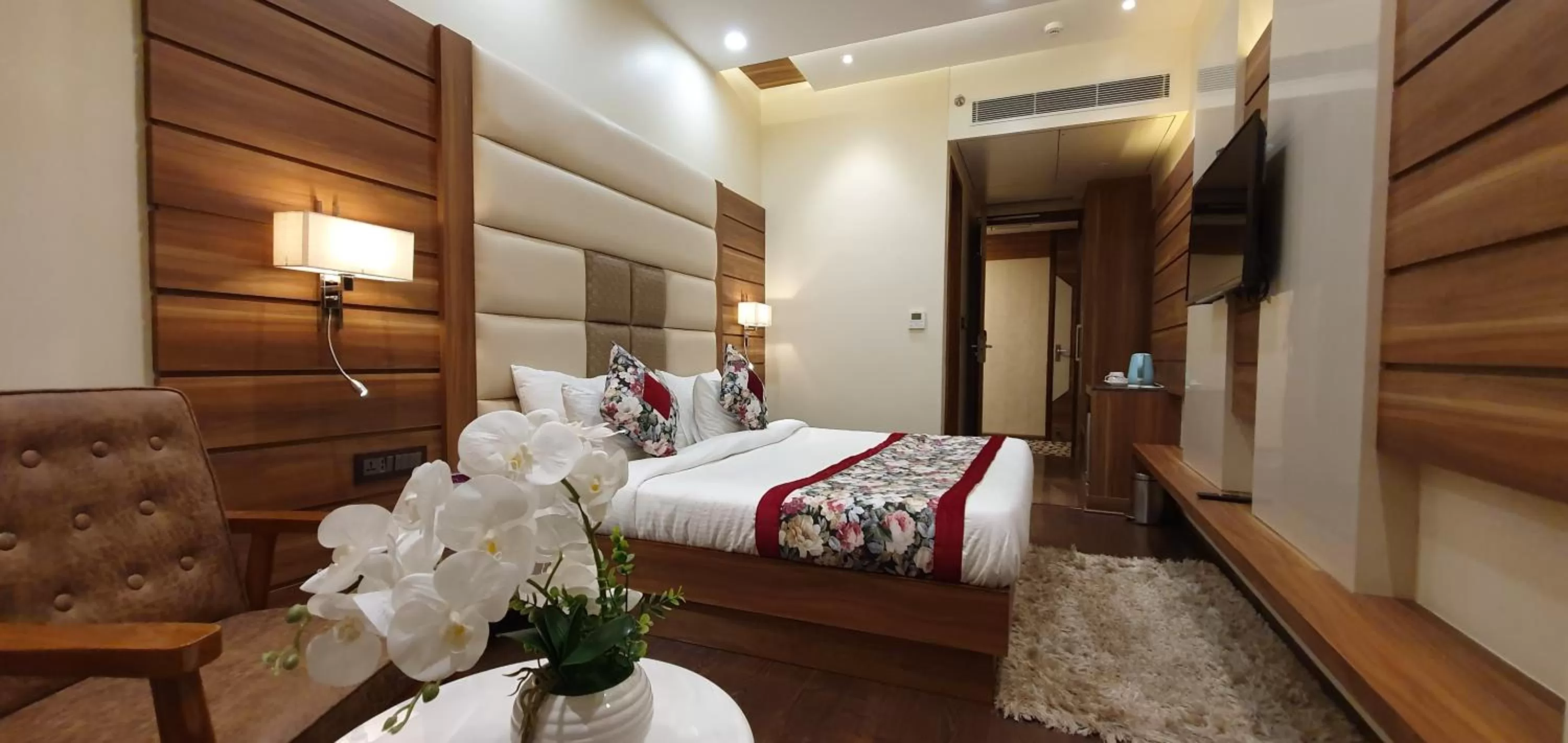 Bed in Hotel Makhan Residency