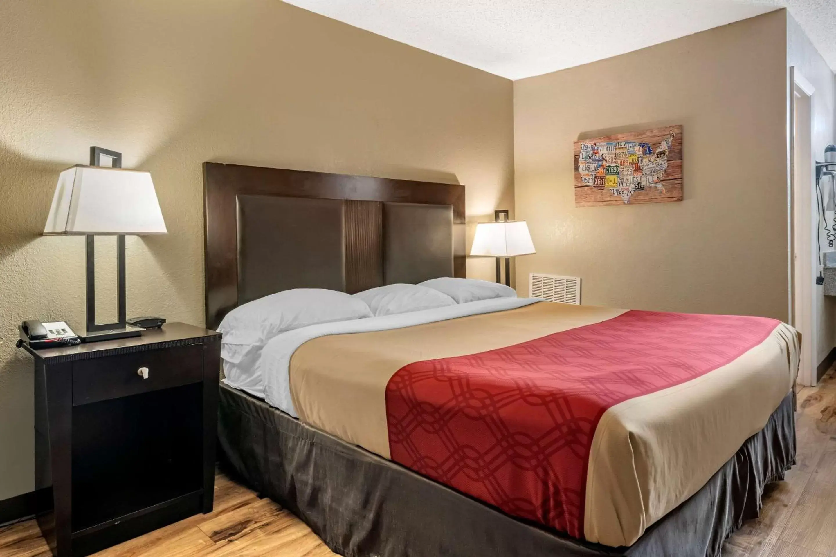 Photo of the whole room, Bed in Econo Lodge Sebring Photo of the whole room, Bed in Econo Lodge Sebring