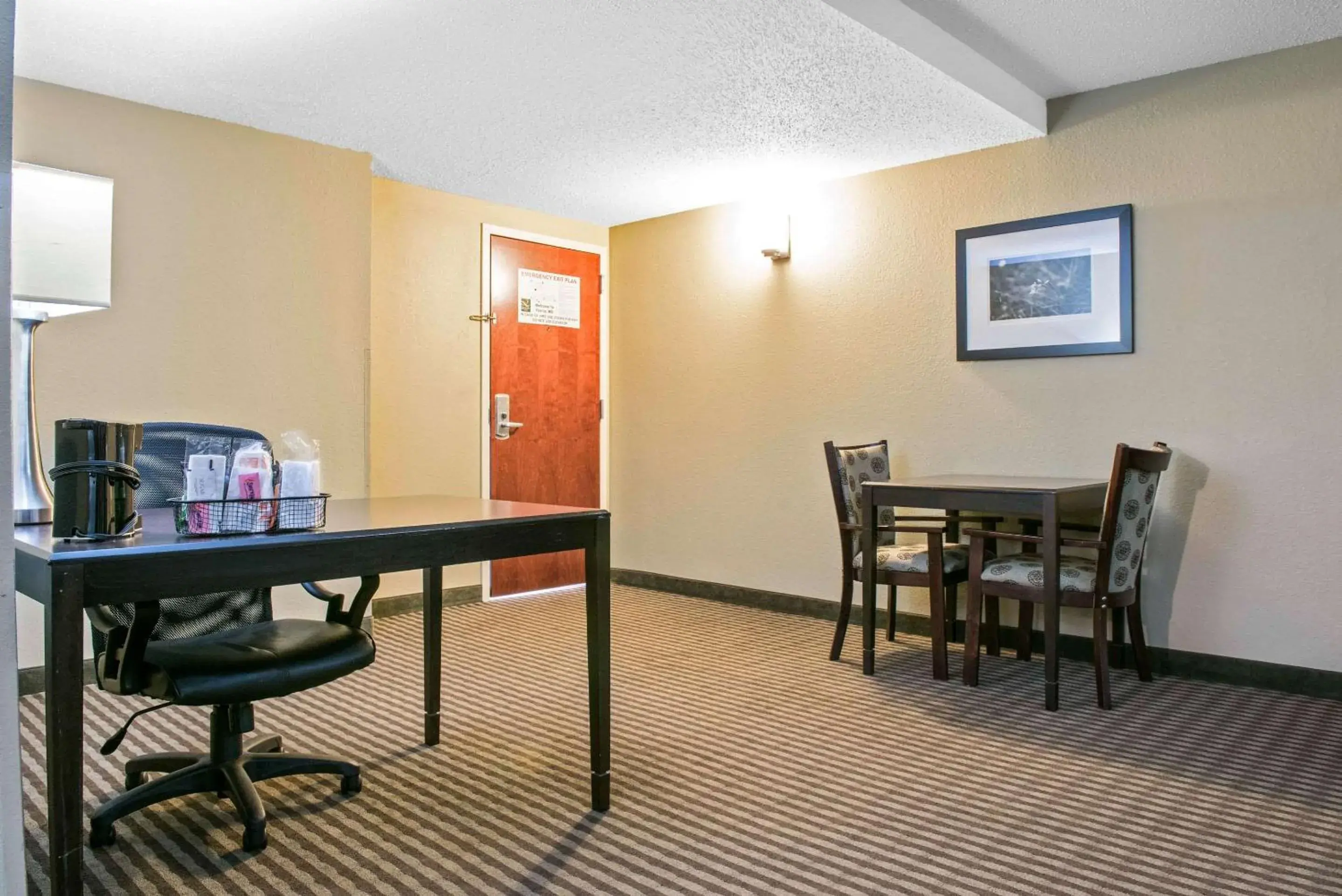 Photo of the whole room, Dining Area in Quality Inn Festus