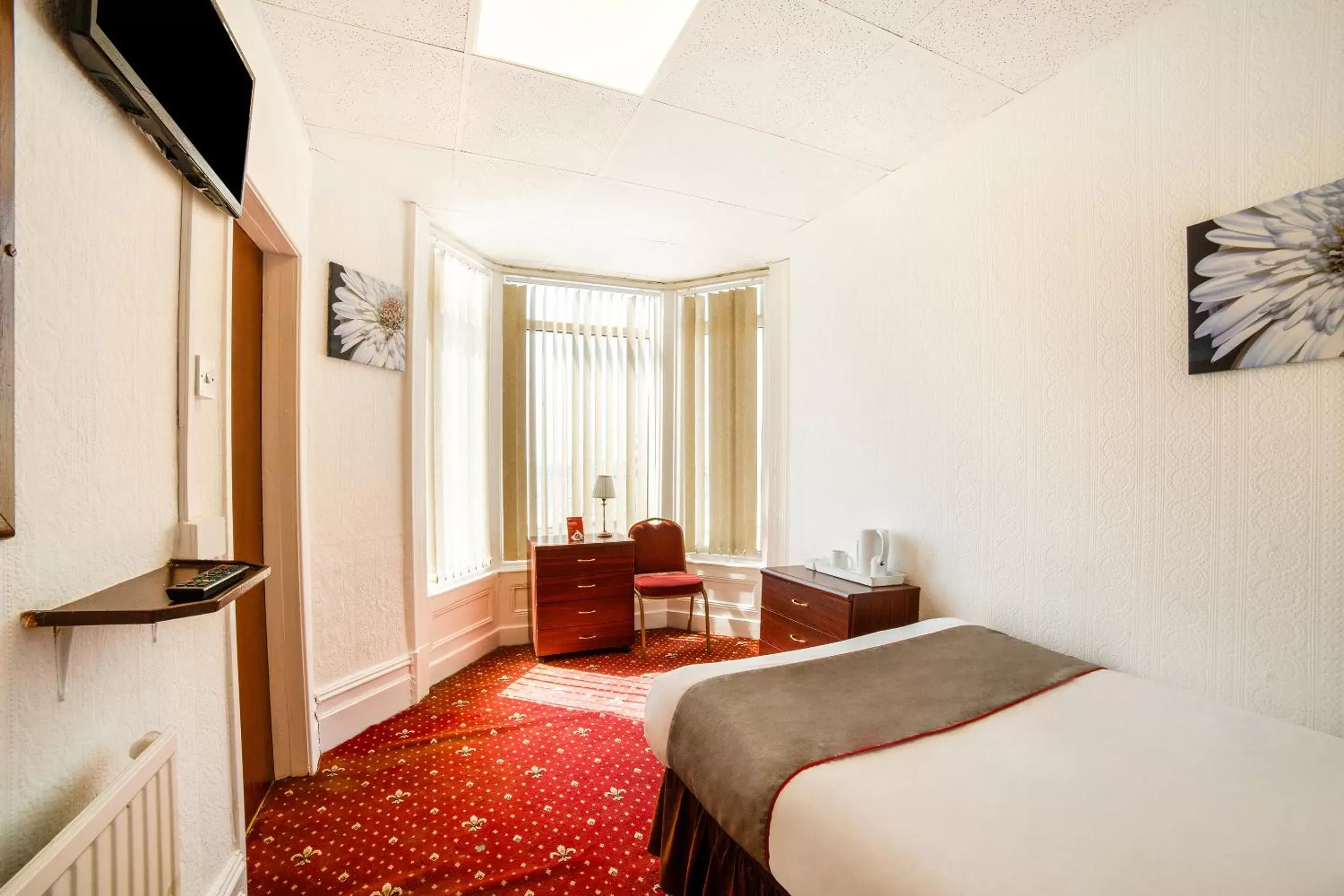 Bedroom, Seating Area in OYO The Golden Cheval Hotel & Shisha Bar