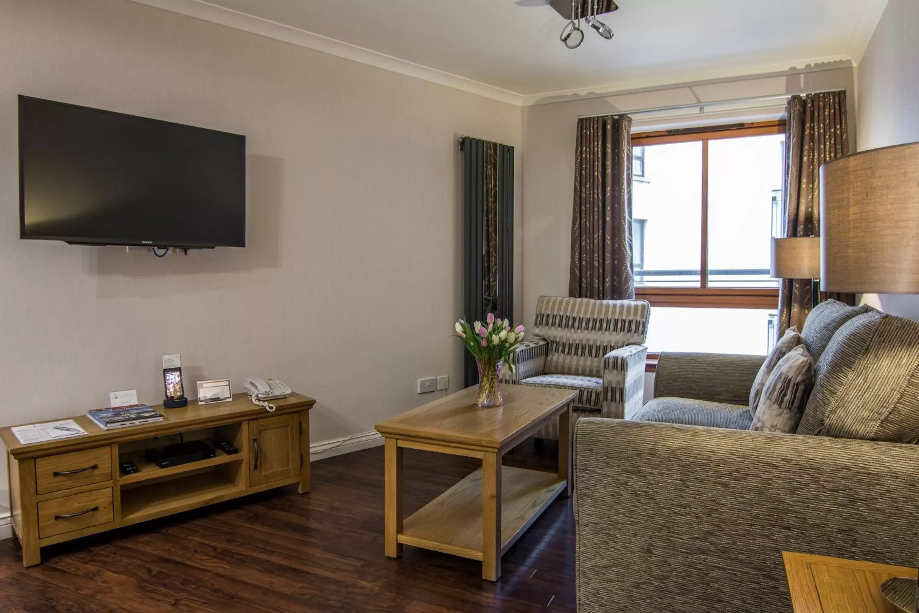 Living room, TV/Entertainment Center in The Knight Residence by Mansley