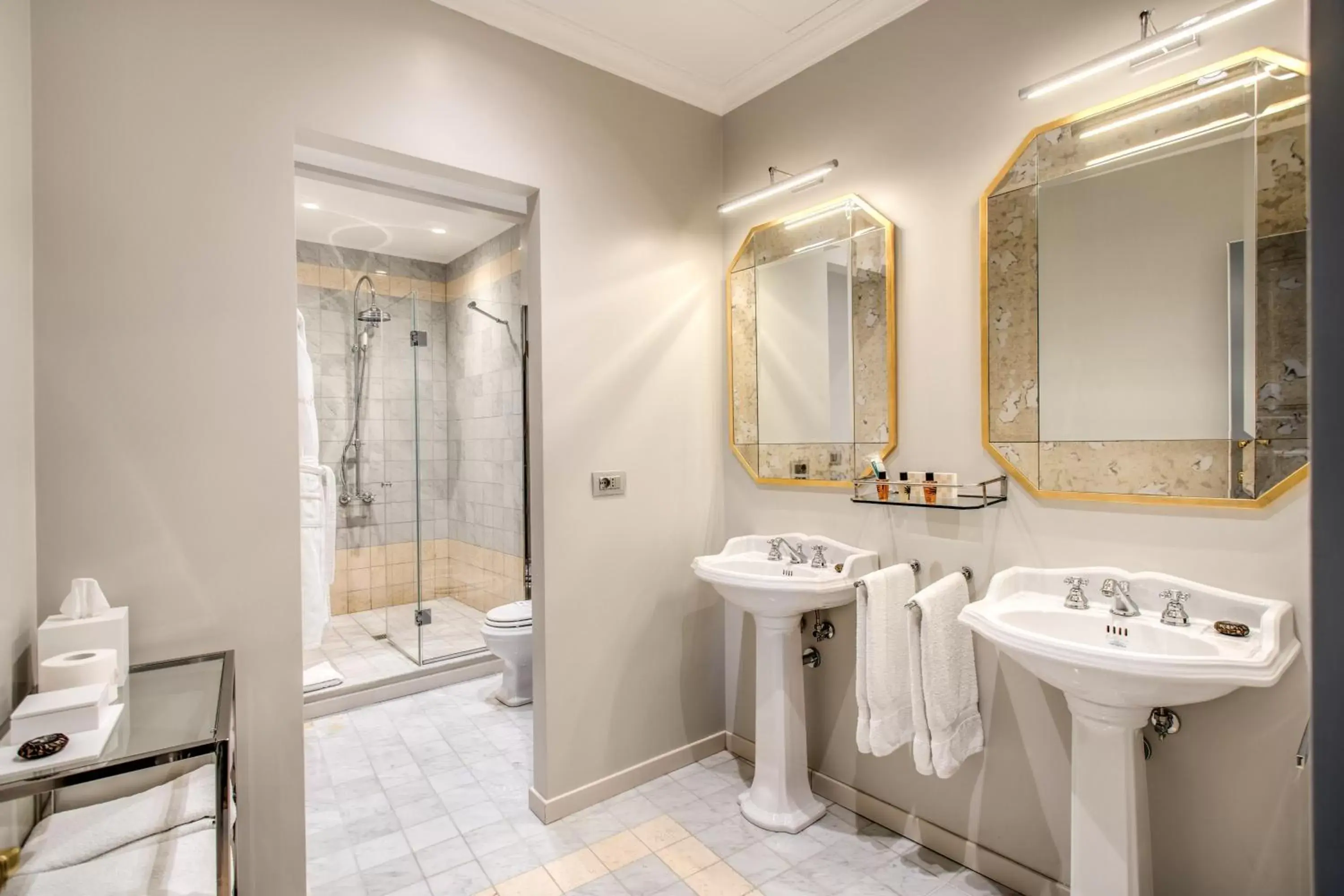 Shower, Bathroom in Martius Private Suites Hotel