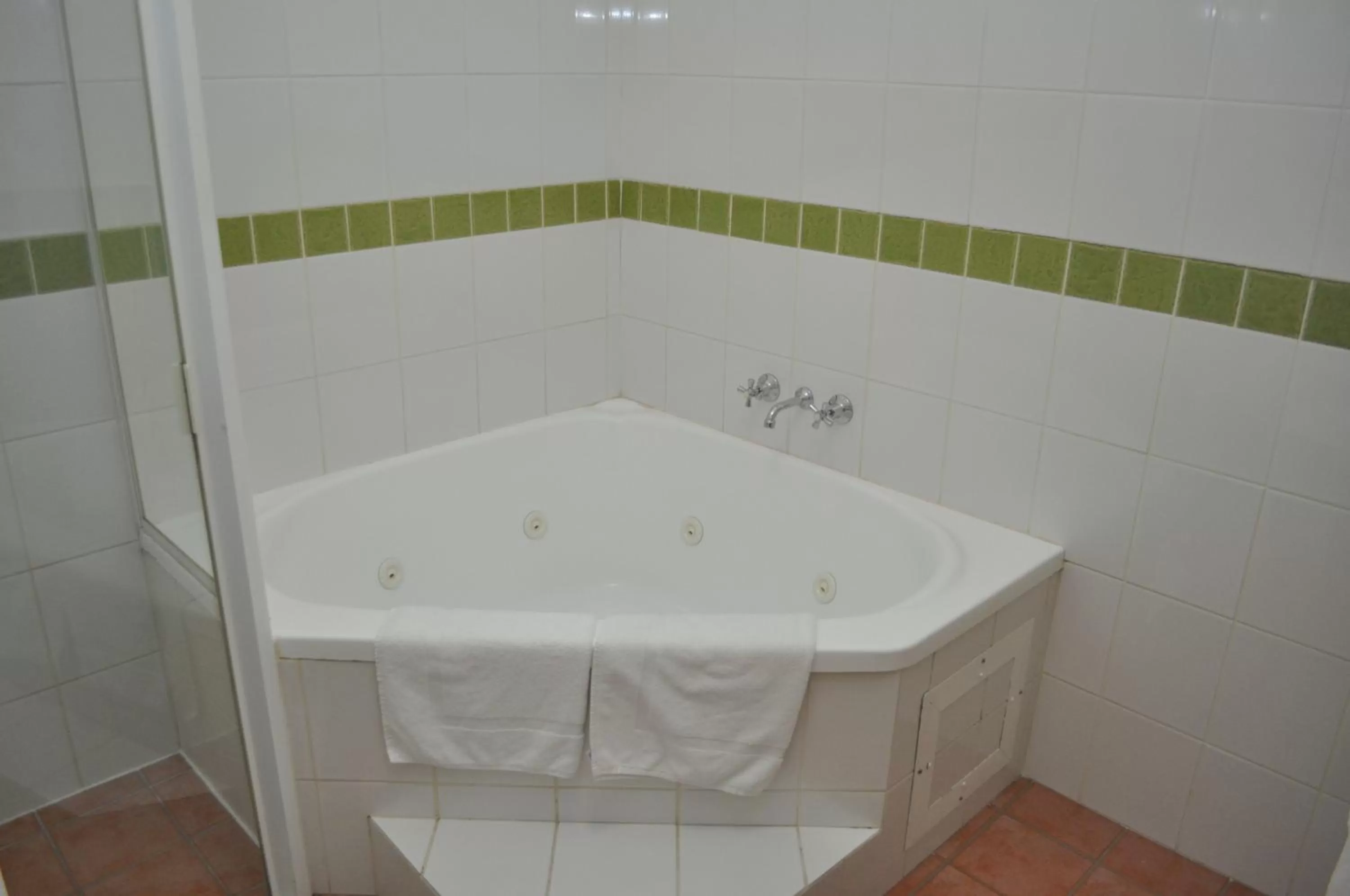 Bathroom in Meadowbrook Hotel Brisbane