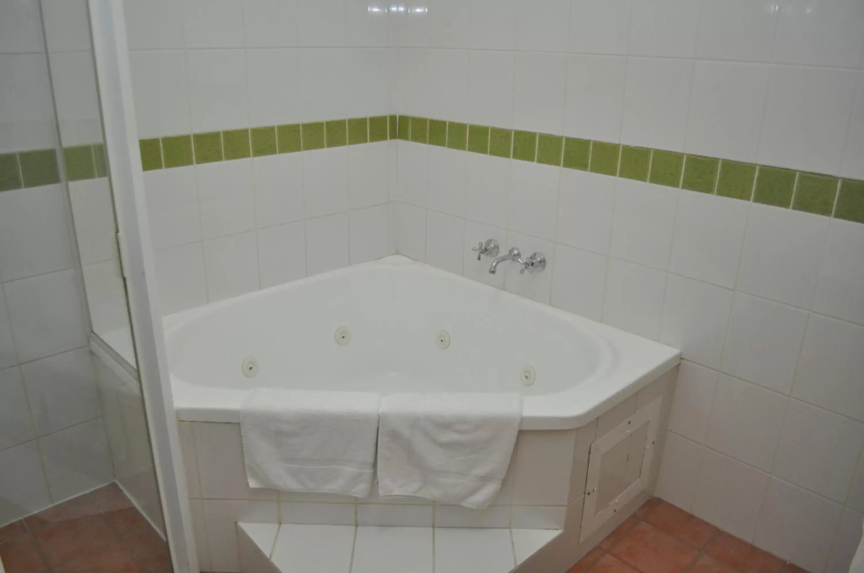 Bathroom in Meadowbrook Hotel Brisbane