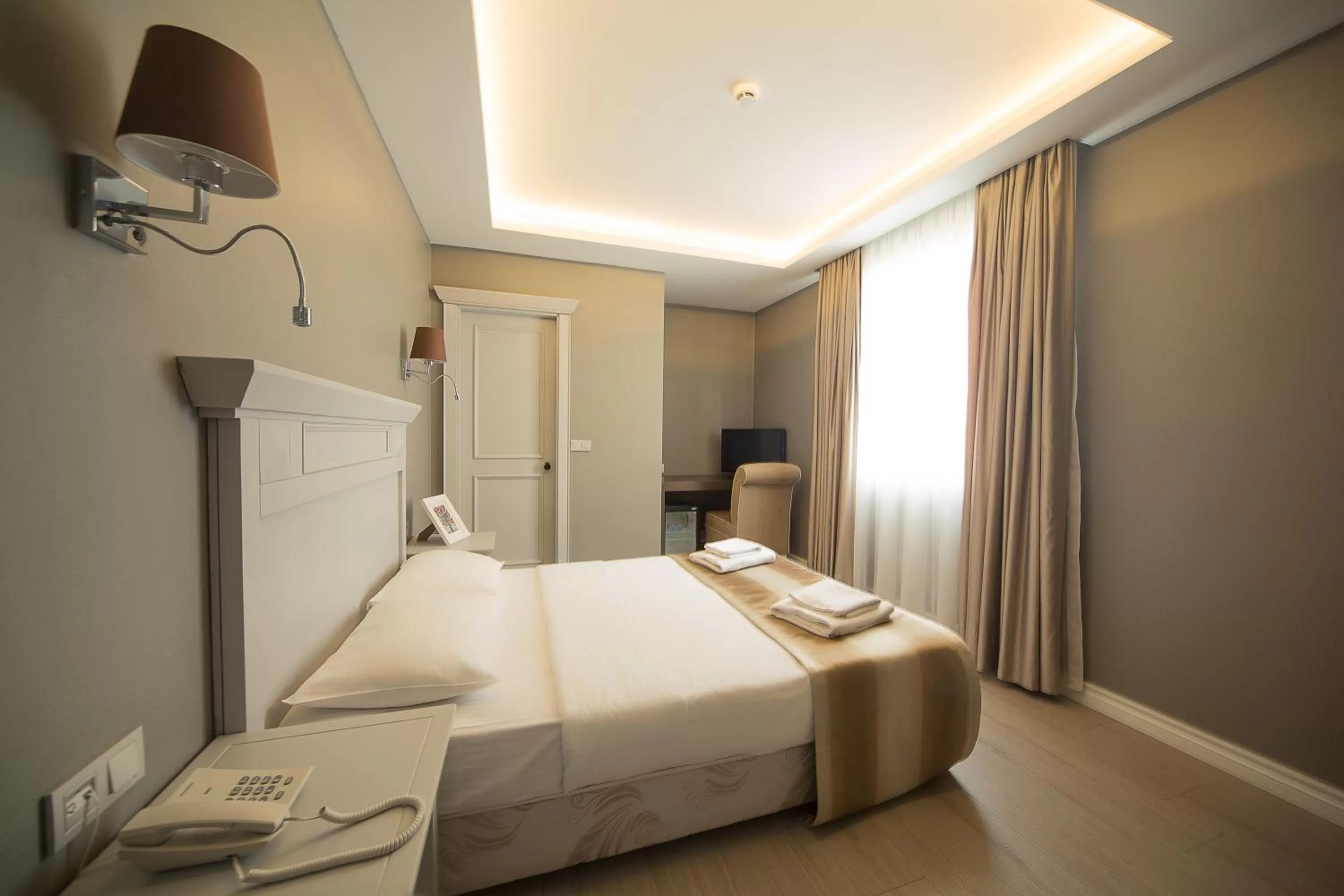 Bedroom, Bed in Semsan Hotel