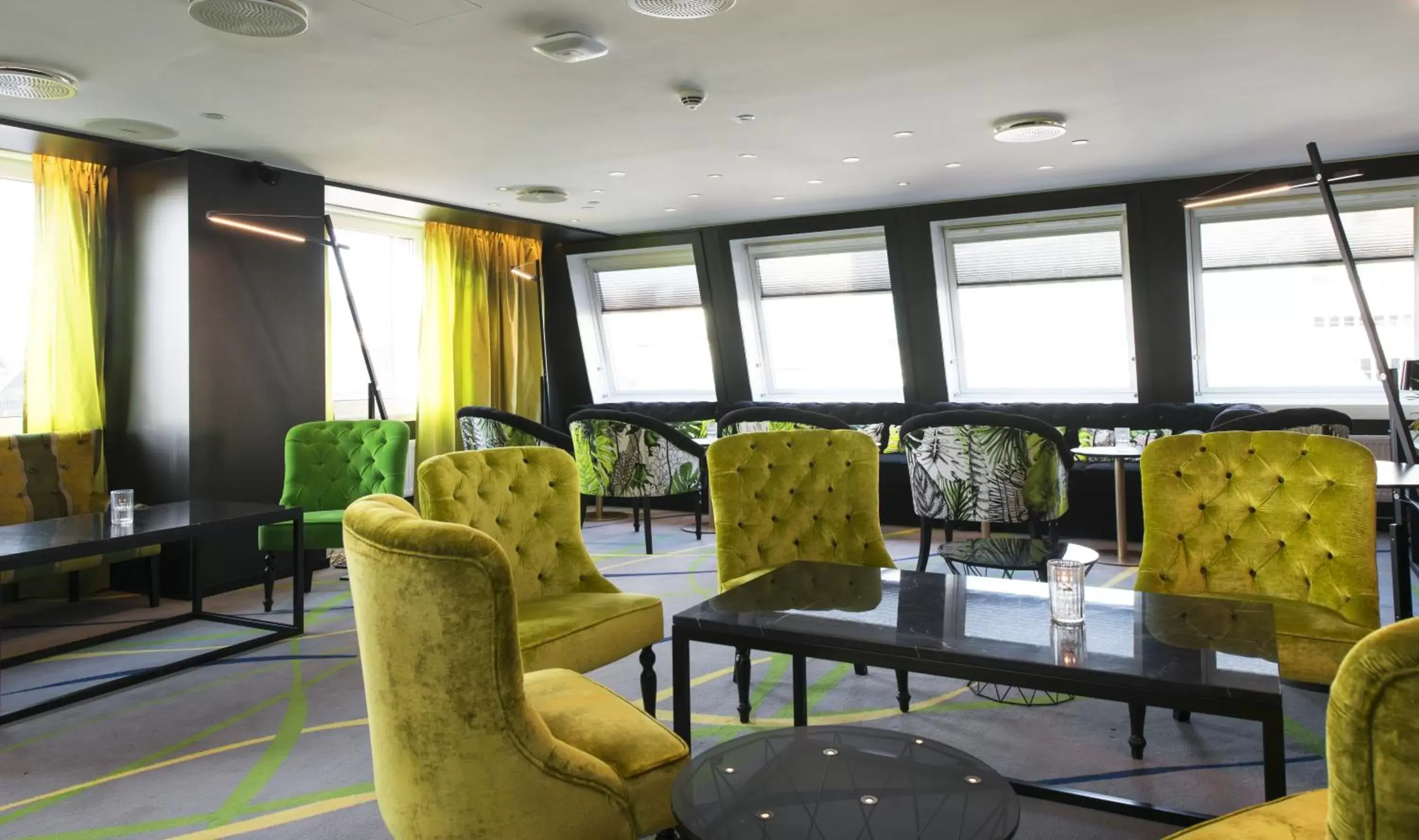 Communal lounge/ TV room, Seating Area in Thon Hotel Rosenkrantz Oslo