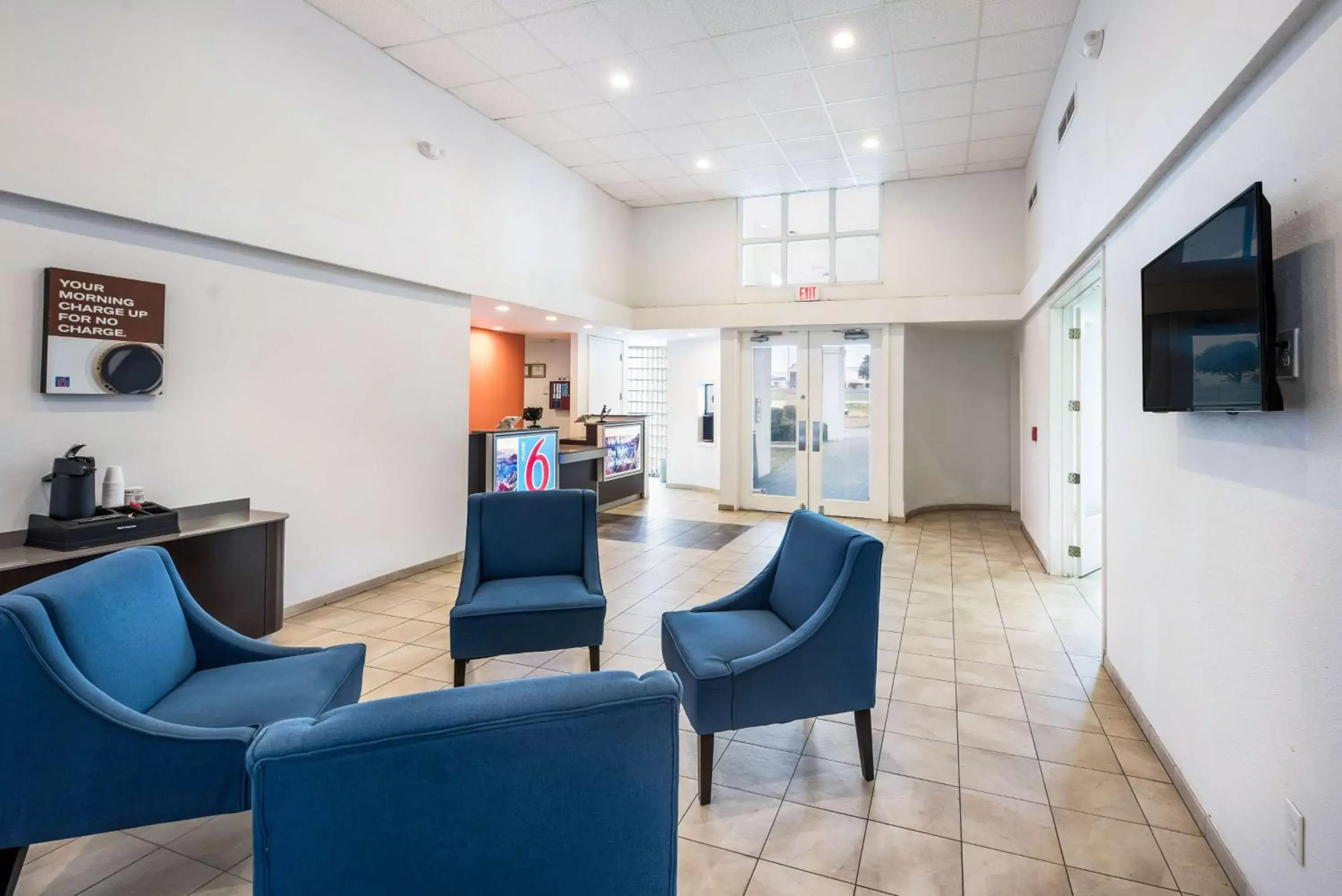 Coffee/tea facilities, Seating Area in Motel 6-Irving, TX - Irving DFW Airport East