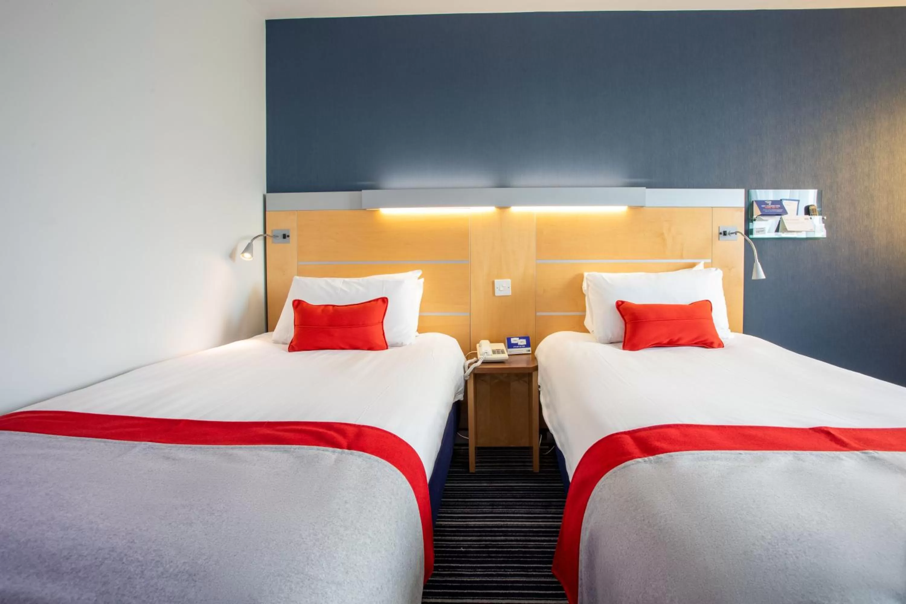 Photo of the whole room, Bed in Holiday Inn Express Dunfermline by IHG