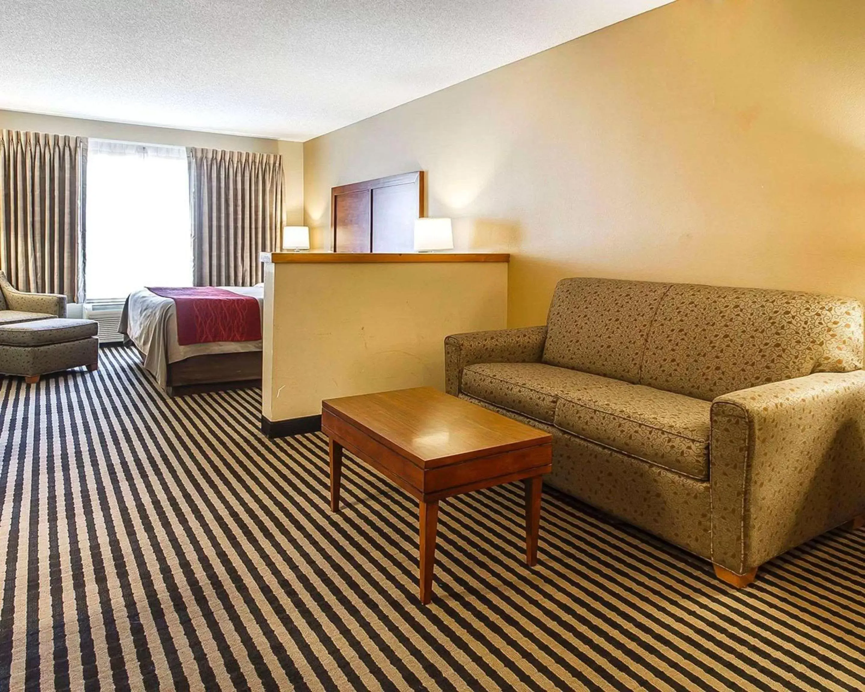 Photo of the whole room, Seating Area in Comfort Inn Owatonna near Medical Center