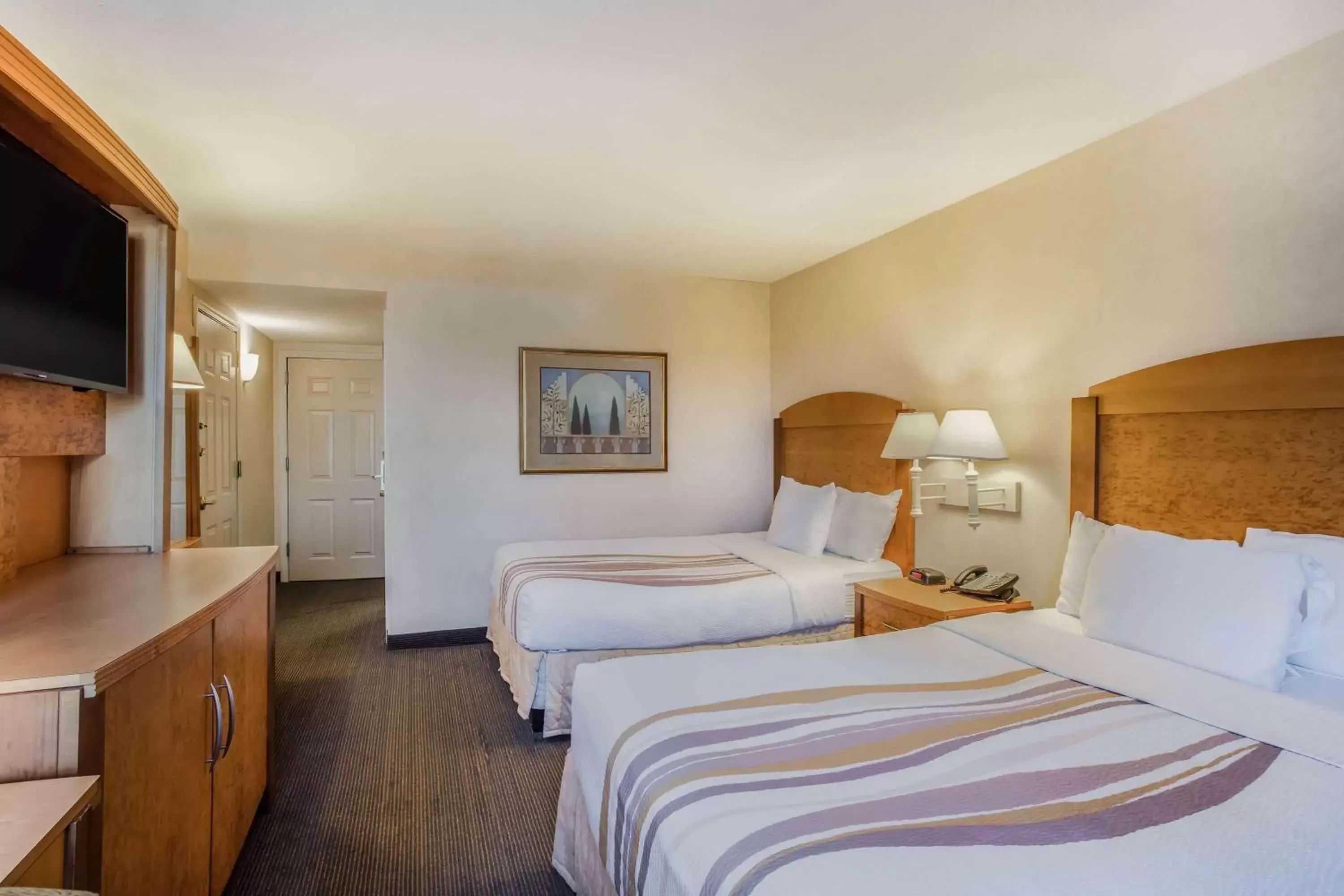 Photo of the whole room, Bed in La Quinta by Wyndham Islip - MacArthur Airport