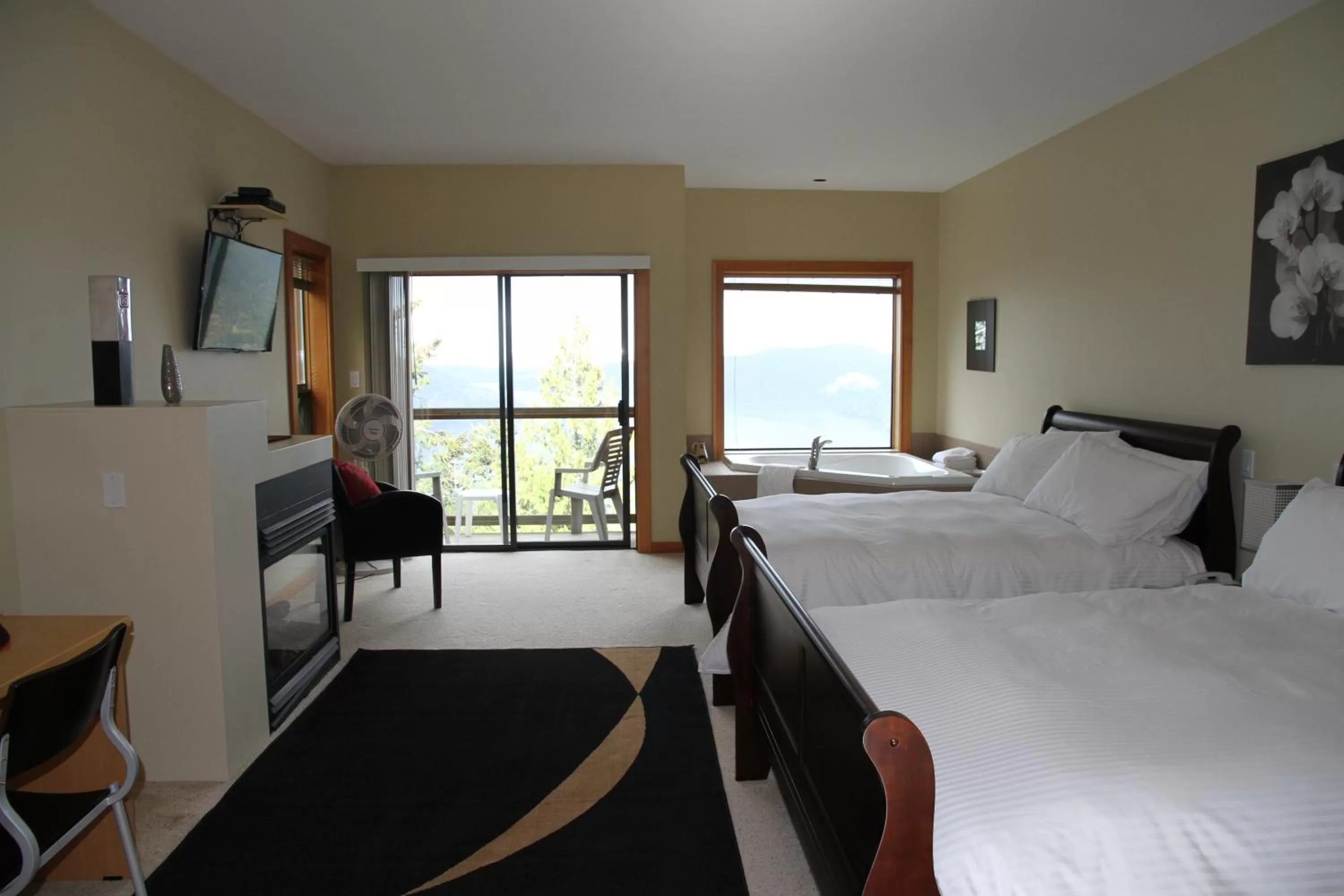 Photo of the whole room in Moon Water Lodge