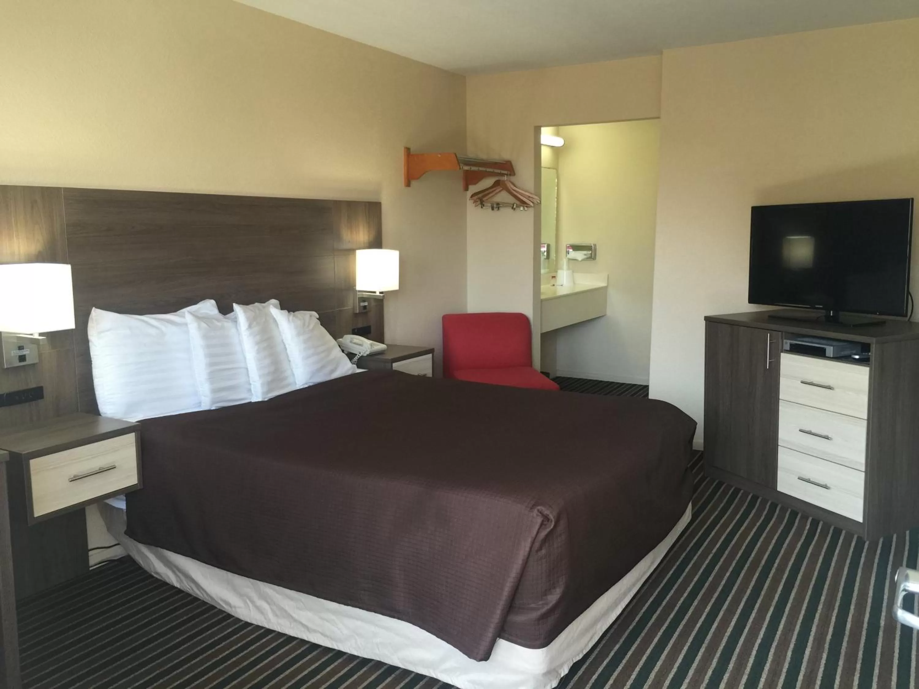 Photo of the whole room, Bed in Beachview Inn