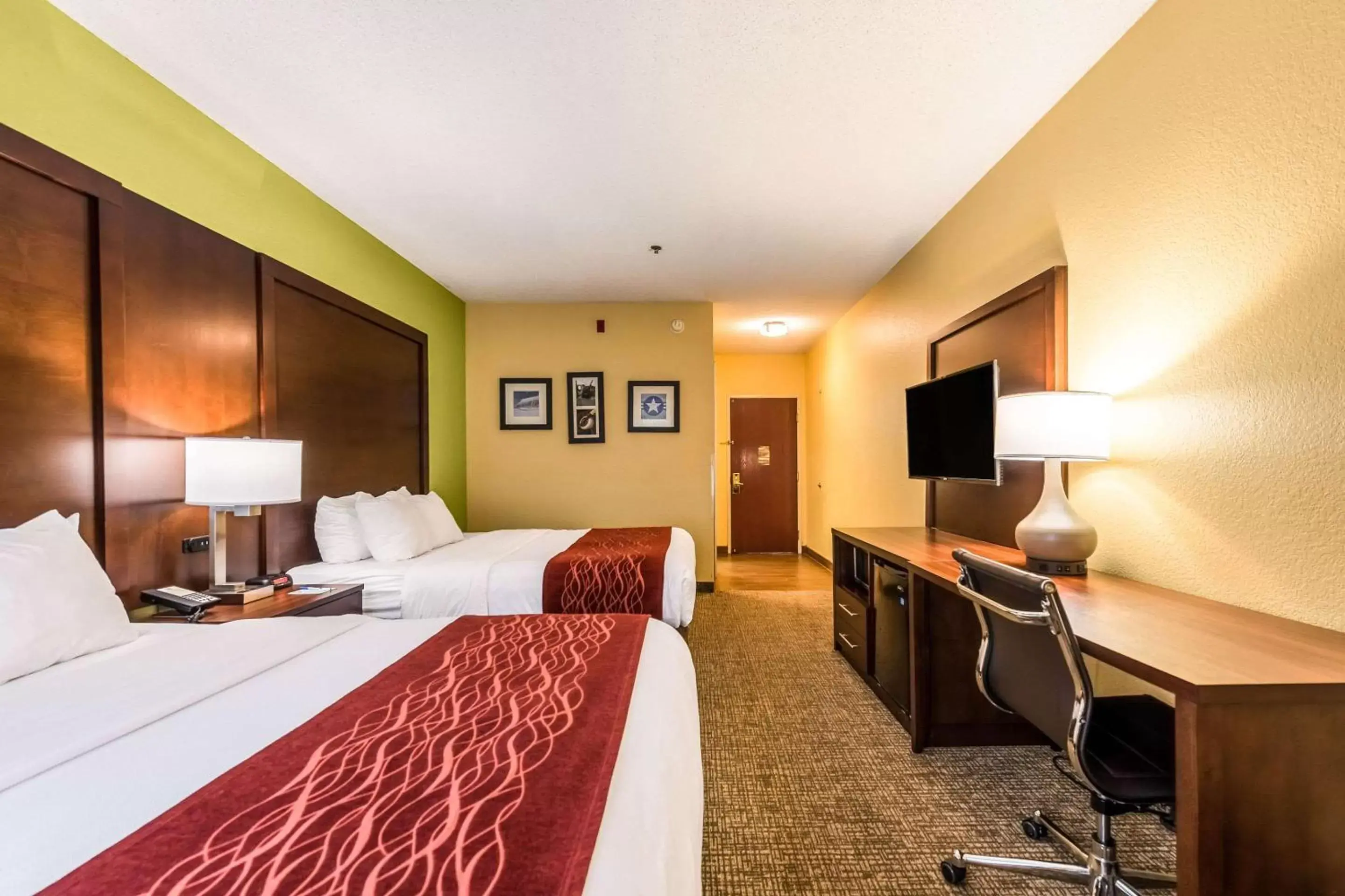 Photo of the whole room, Bed in Comfort Inn & Suites Dayton