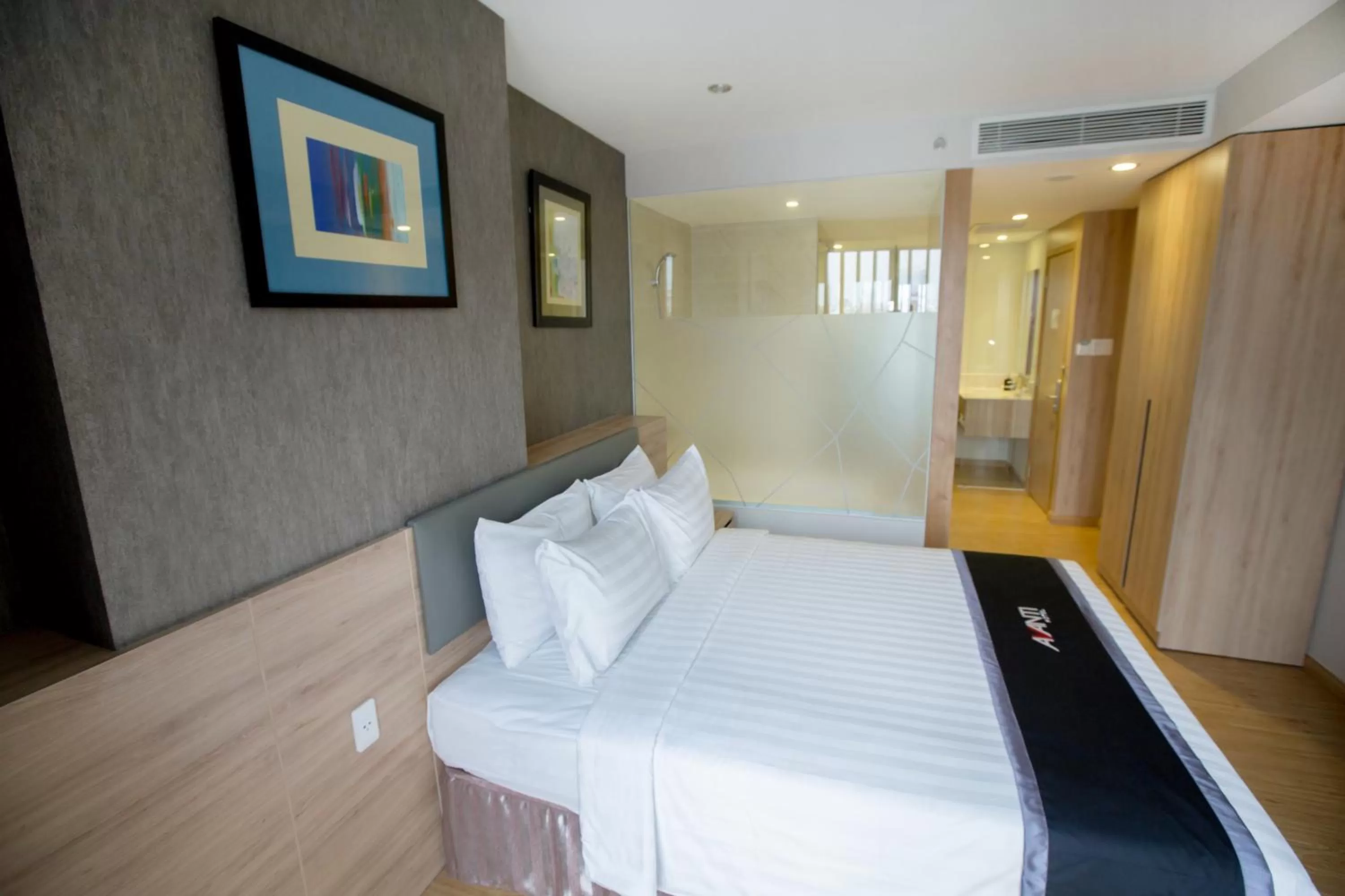 Bathroom, Bed in Avanti Hotel