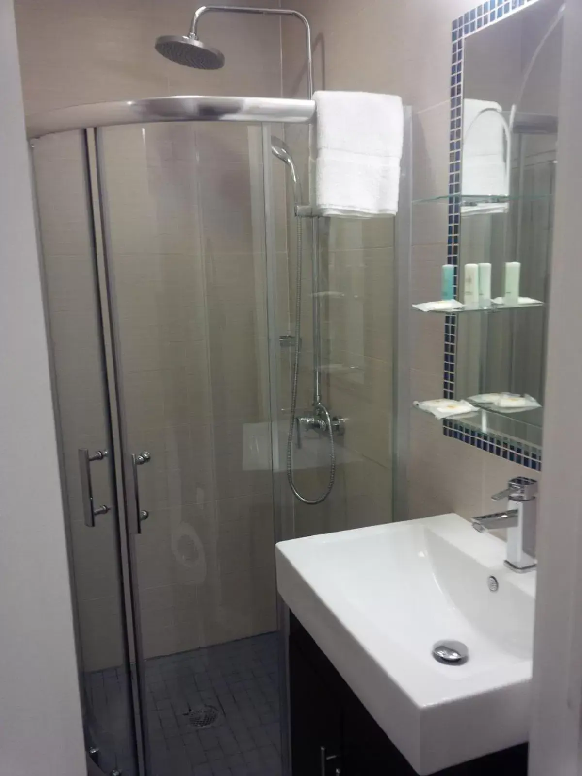 Shower, Bathroom in Heritage Hotel New York City