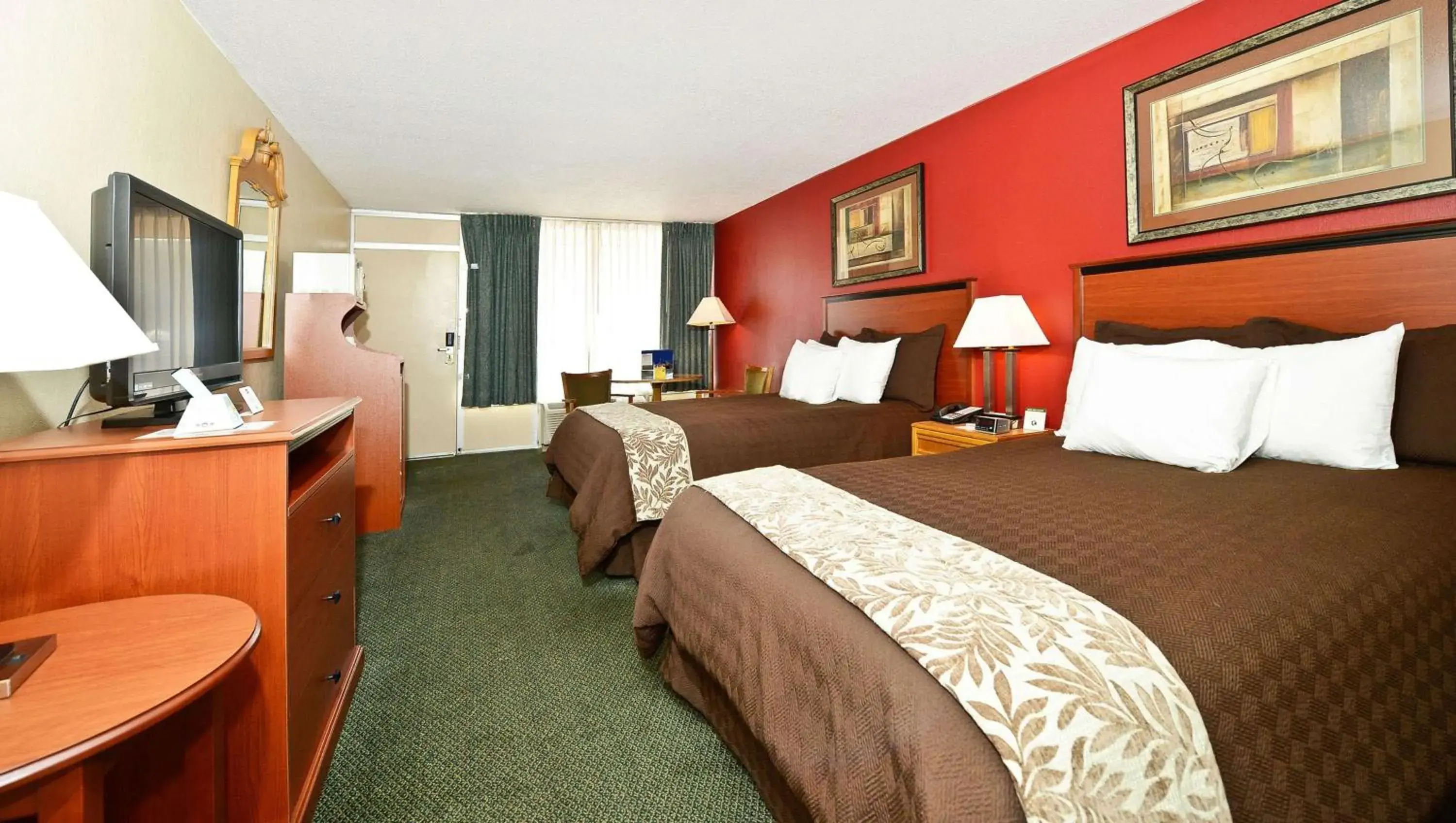 Photo of the whole room, Bed in Magnuson Hotel Mountain View