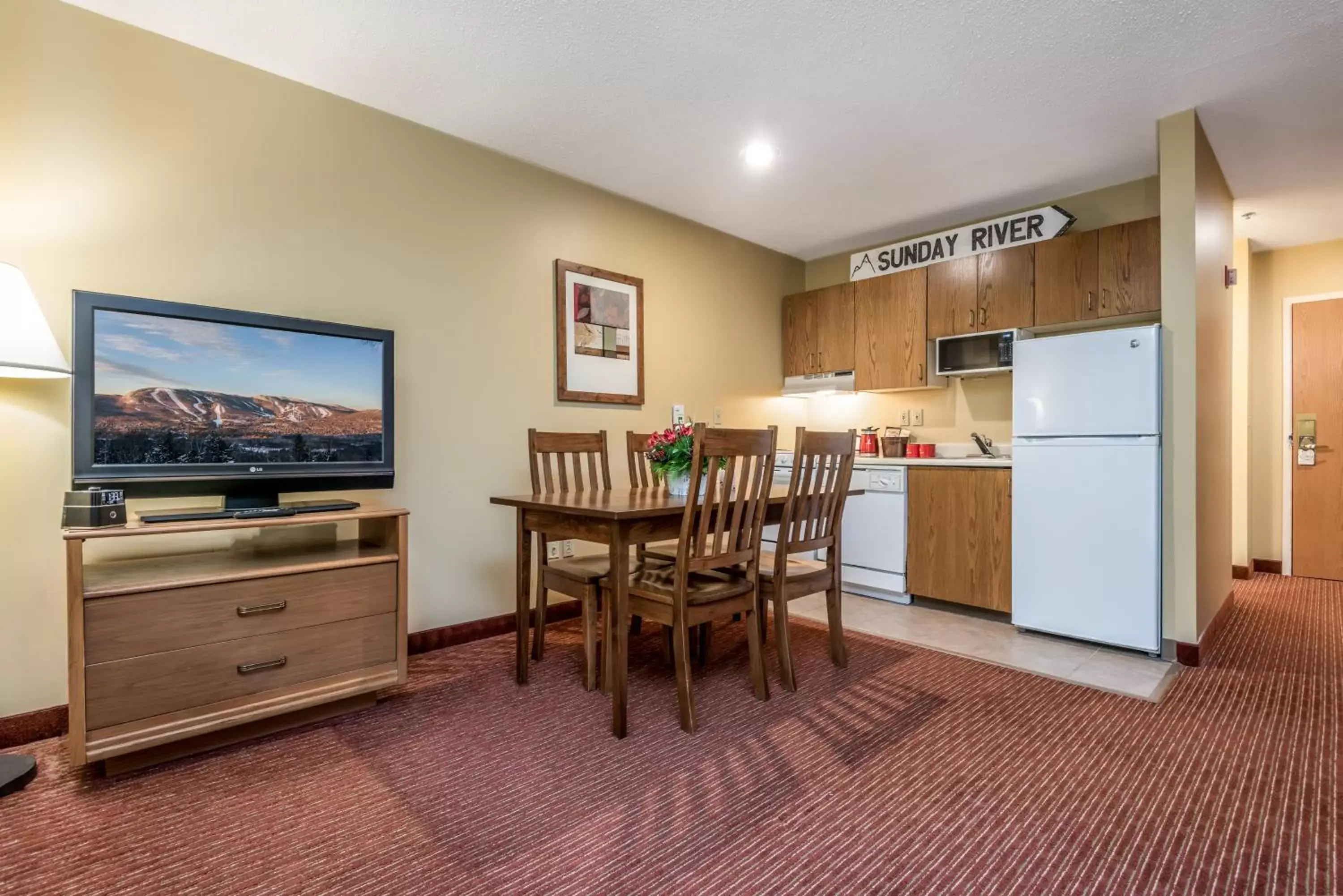 Kitchen or kitchenette, Dining Area in Grand Summit Hotel