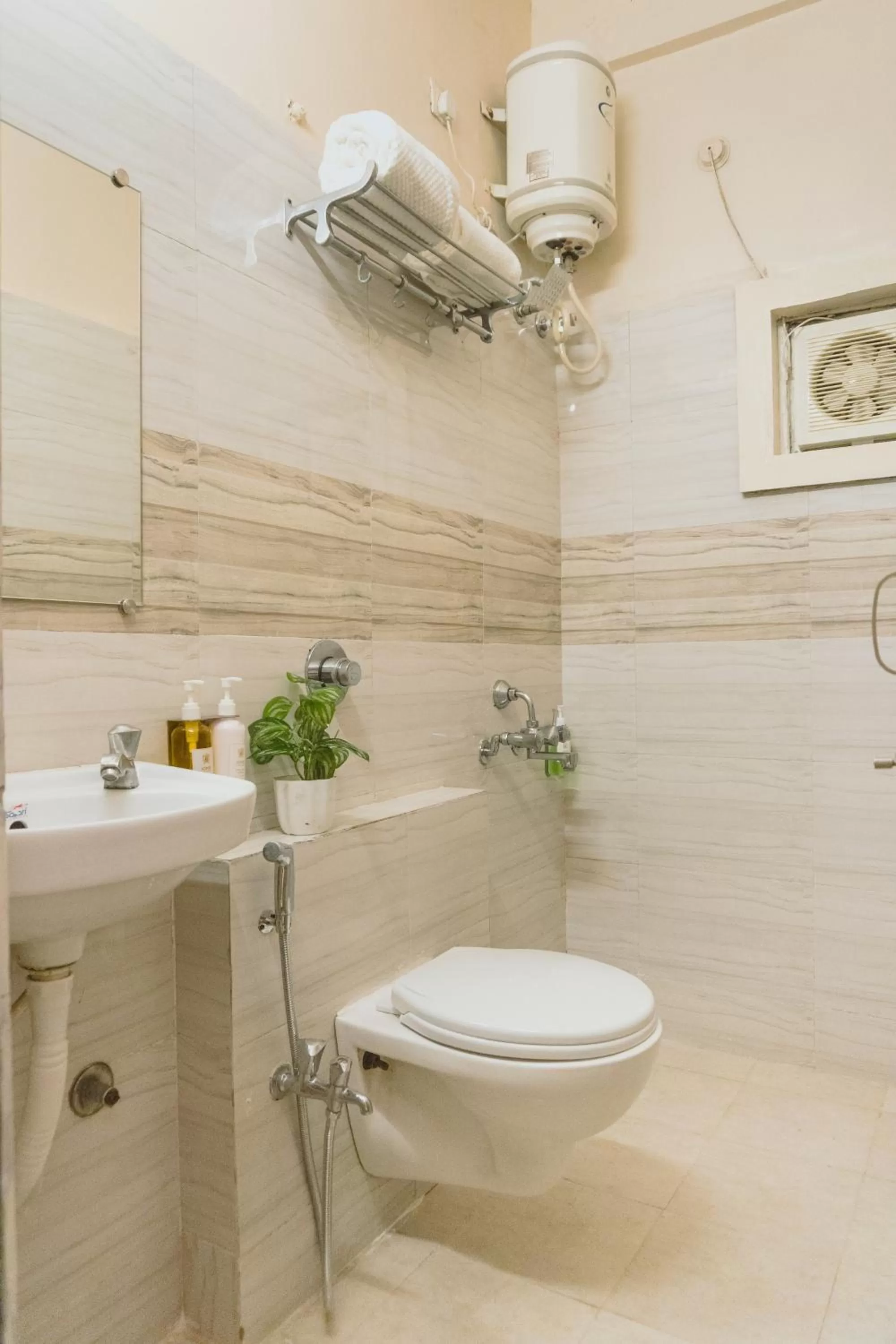 Bathroom in Hotel Golden Treat