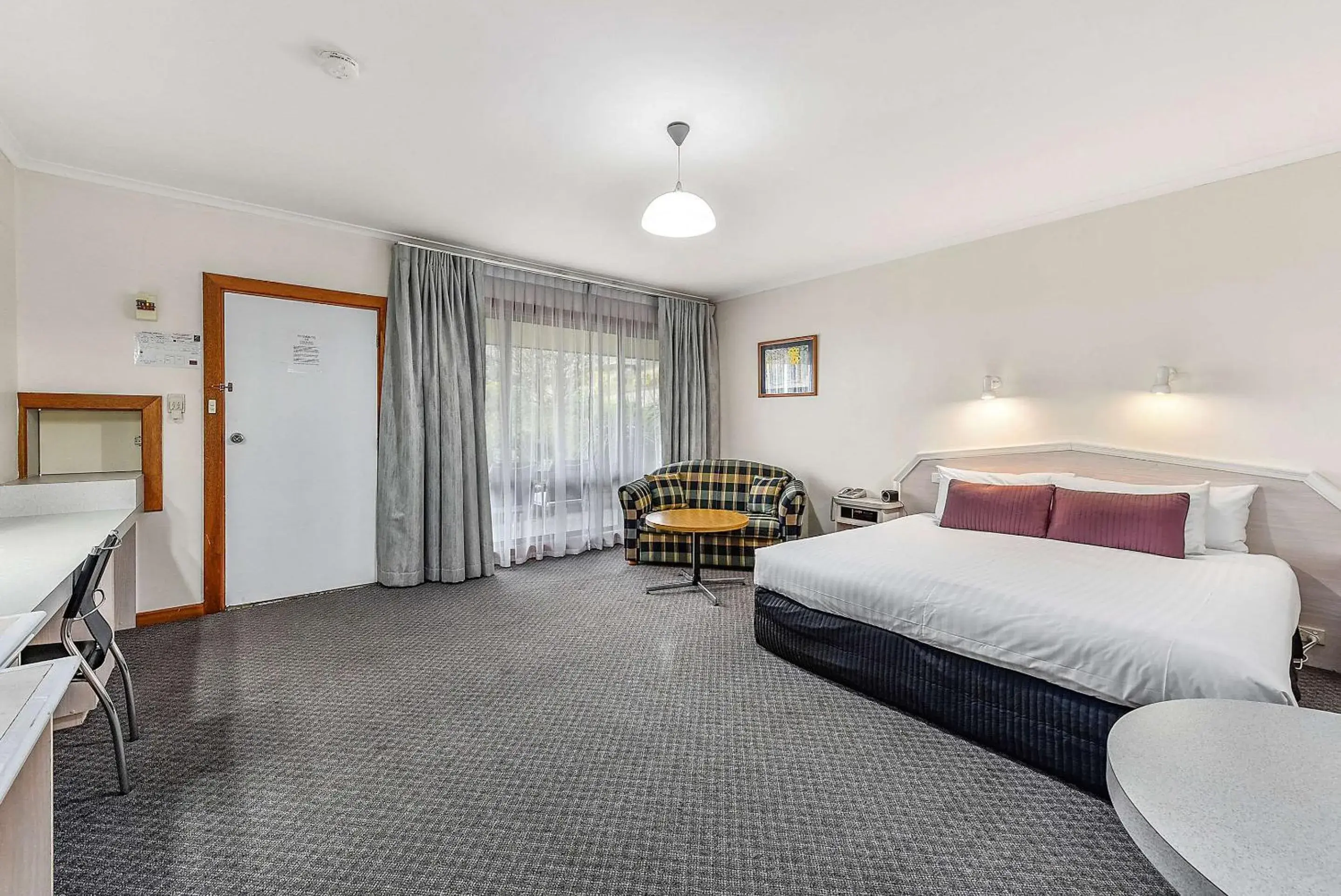 Deluxe Room in Comfort Inn The Lakes Deluxe Room in Comfort Inn The Lakes