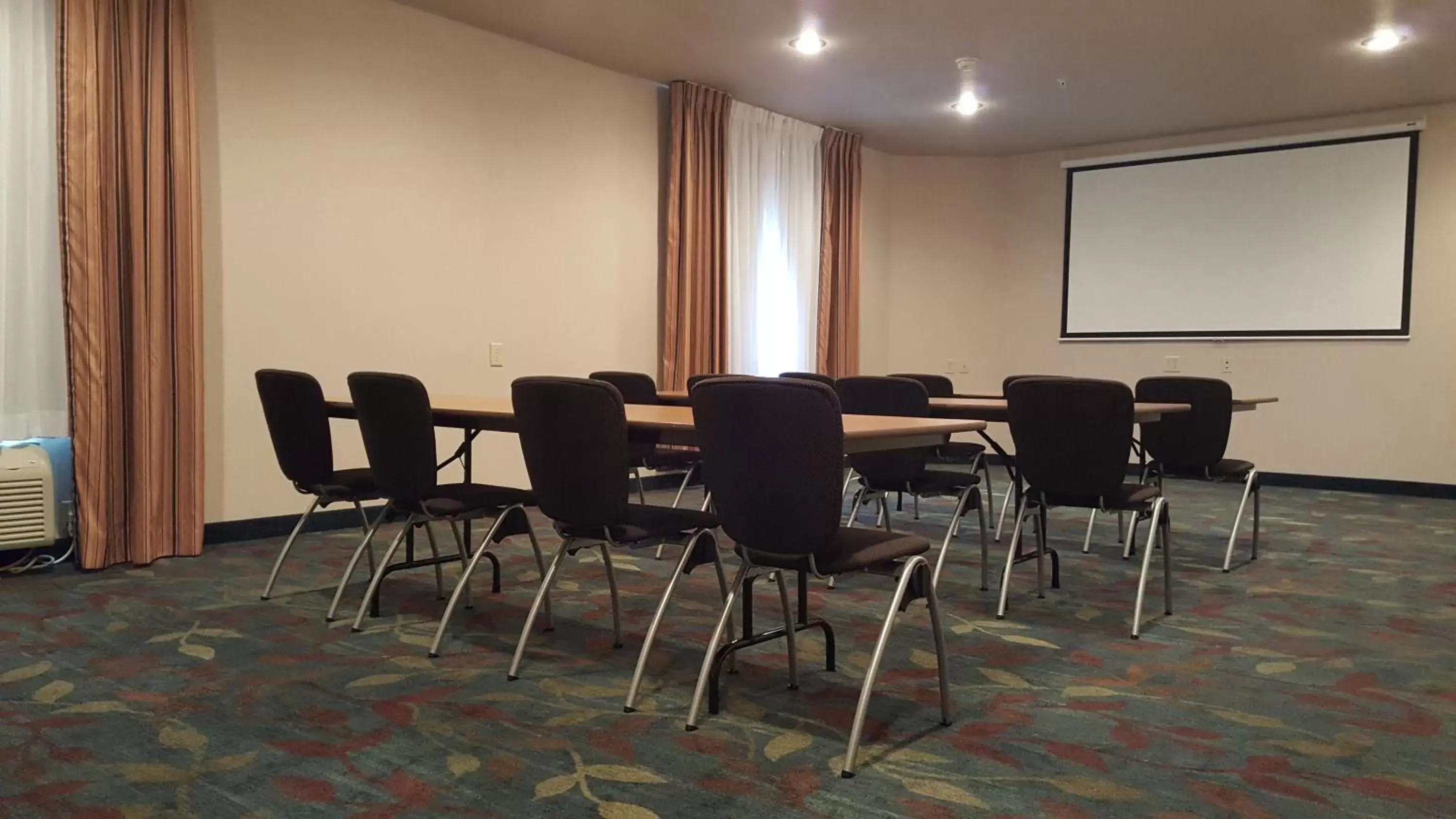 Meeting/conference room in Candlewood Suites Hot Springs, an IHG Hotel