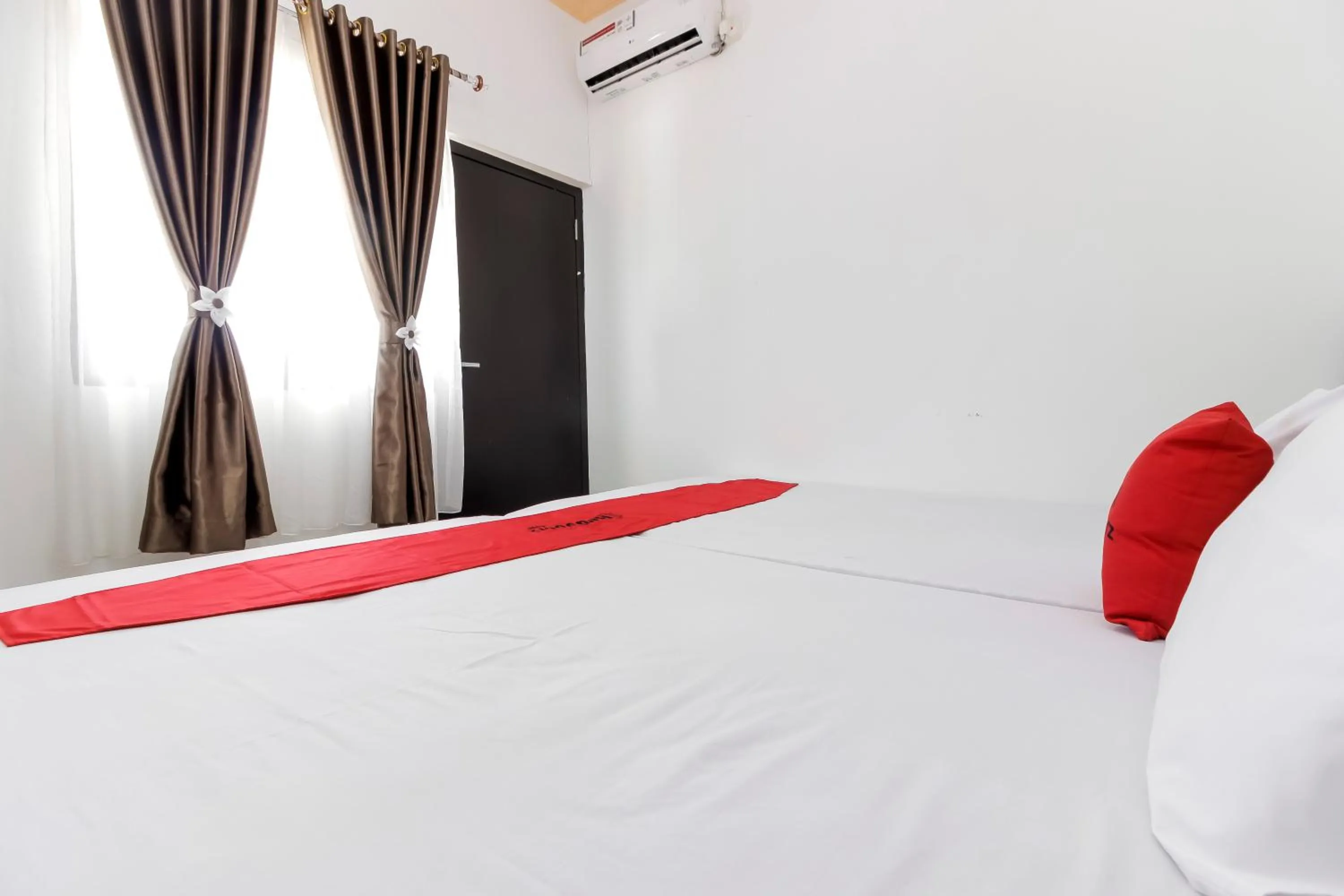Bedroom, Bed in RedDoorz near Sam Ratulangi Airport Manado
