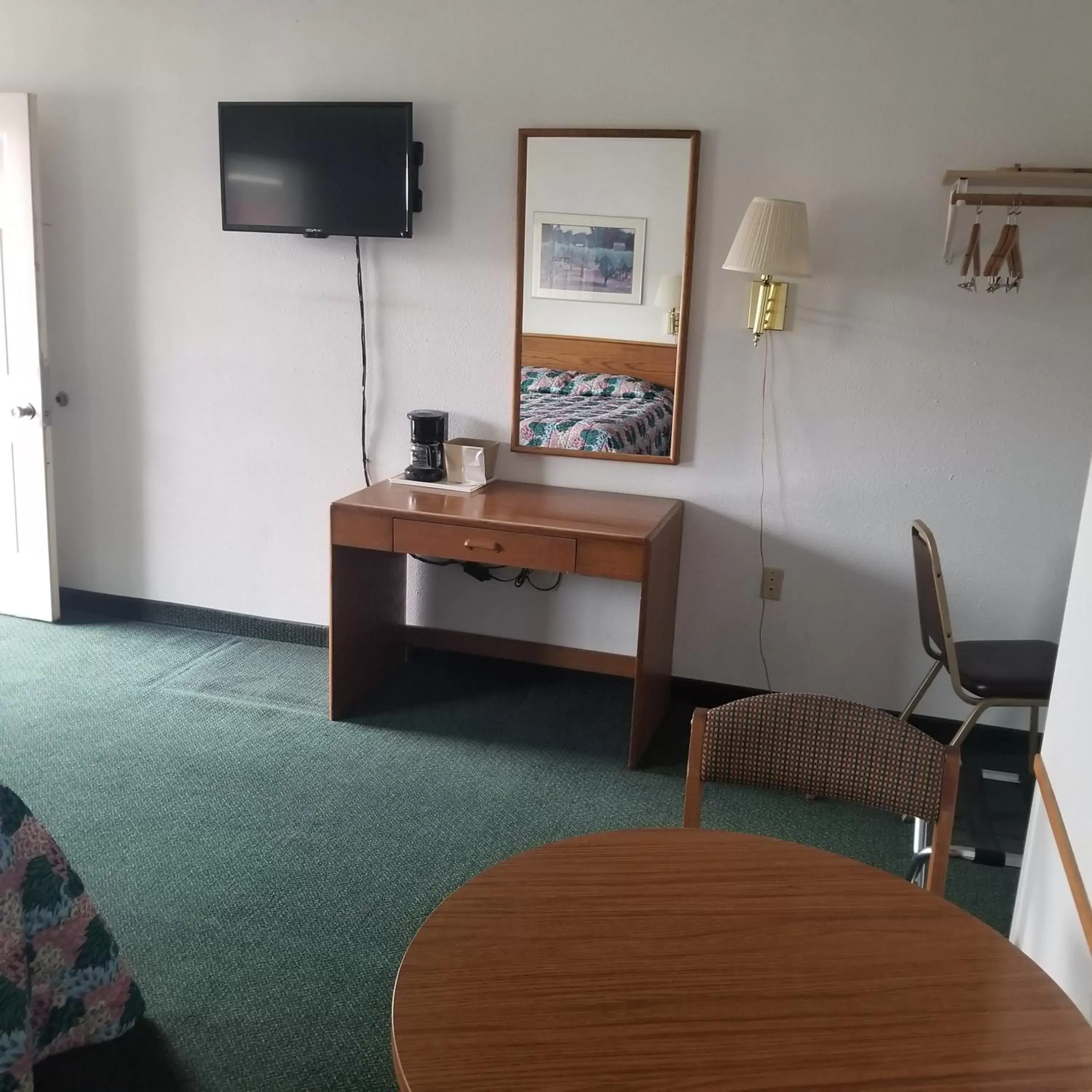 TV and multimedia, TV/Entertainment Center in Budget 8 Motel