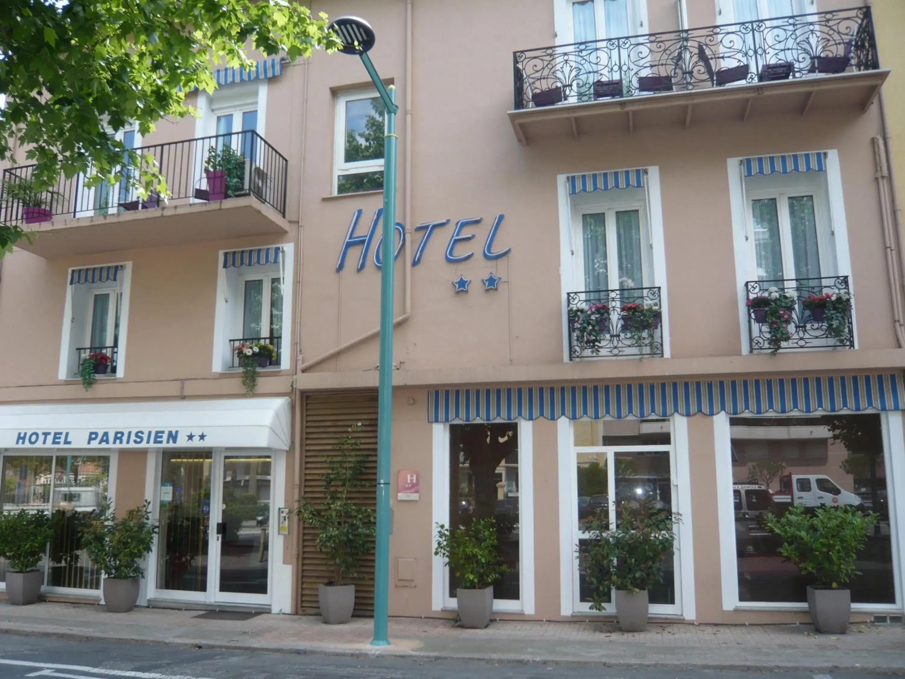Facade/entrance, Property Building in Hotel Parisien
