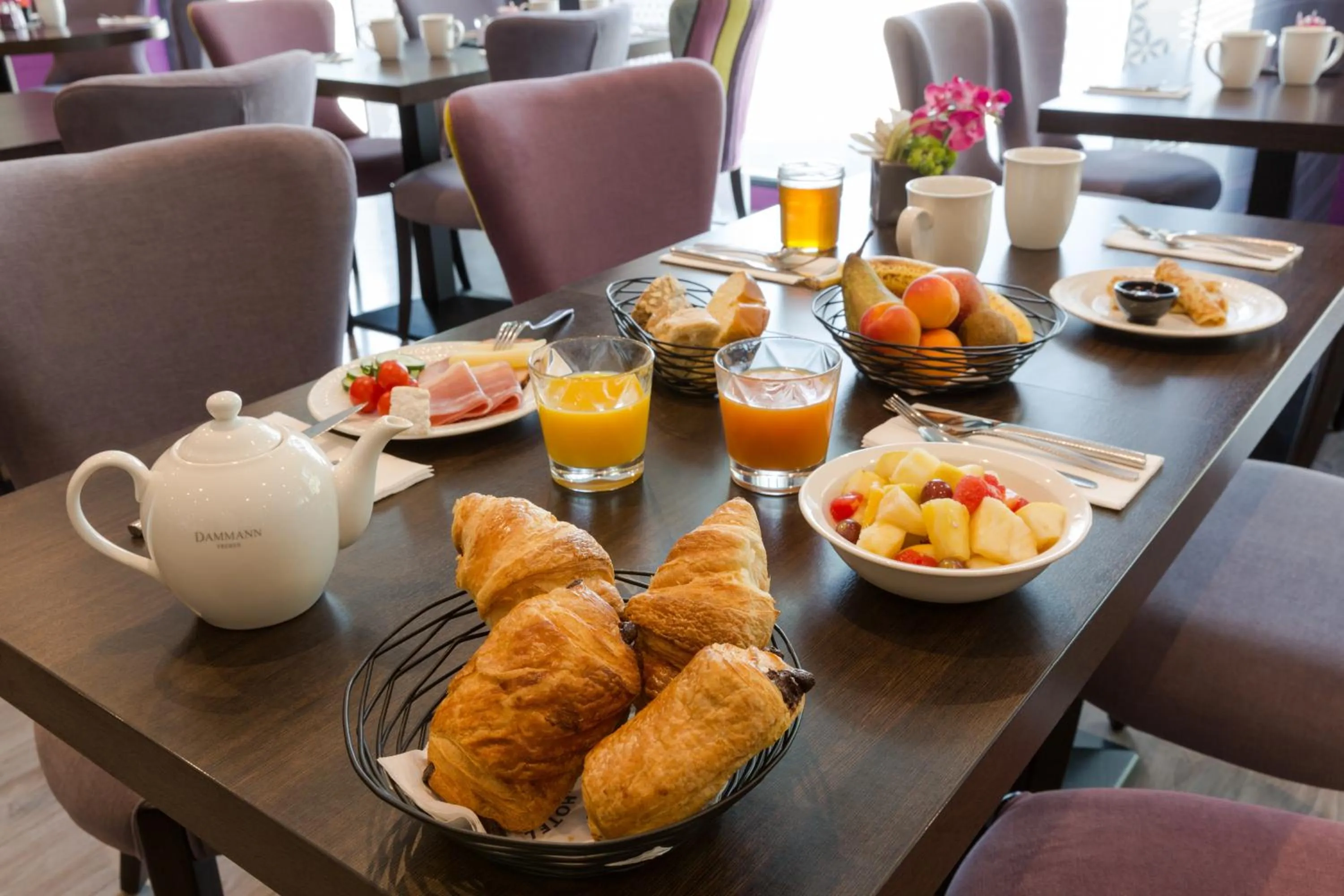 Buffet breakfast in The Originals City, Au Relais Saint-Éloi, Tours