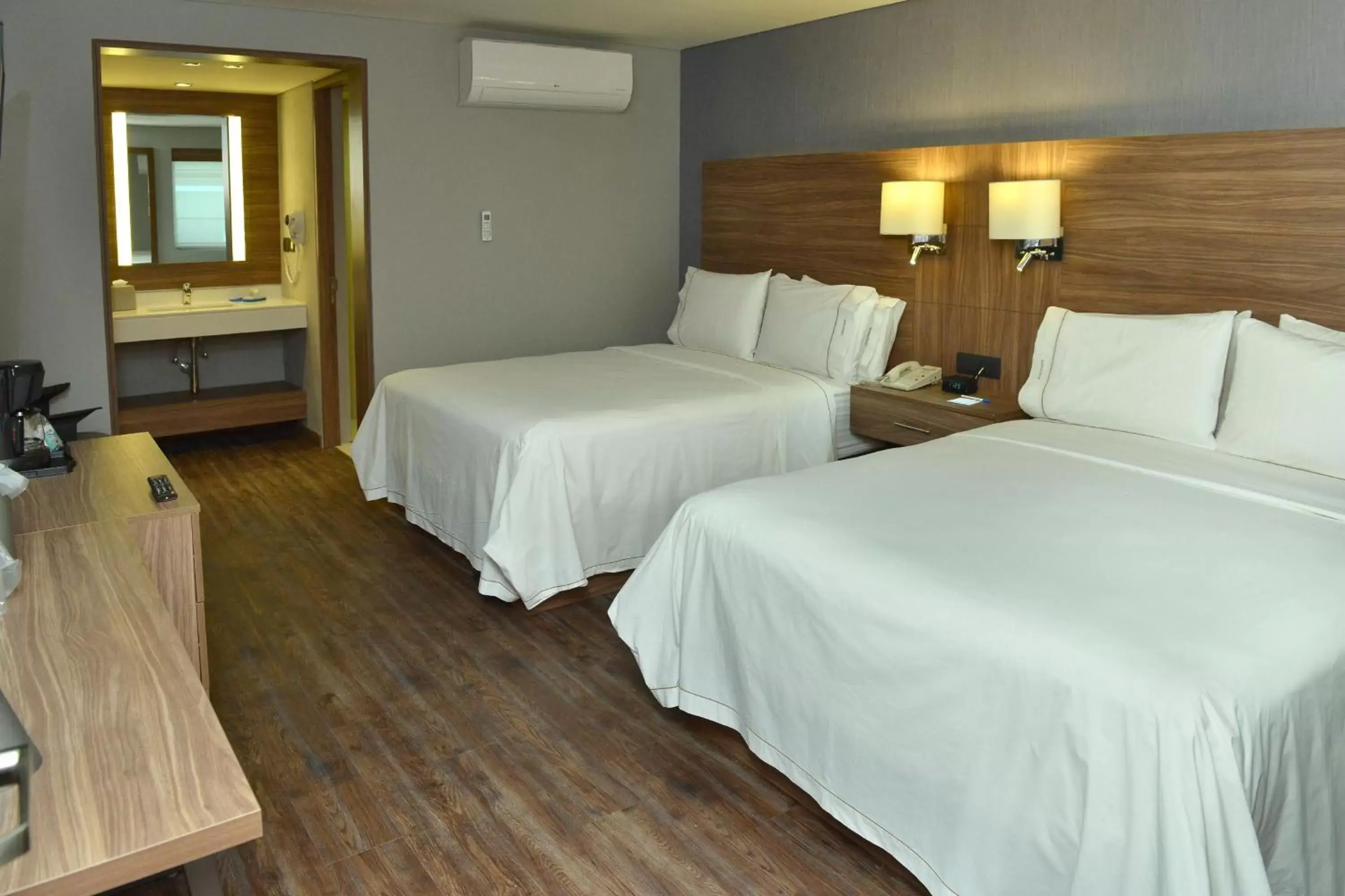 Photo of the whole room, Bed in Holiday Inn Express Morelia, an IHG Hotel