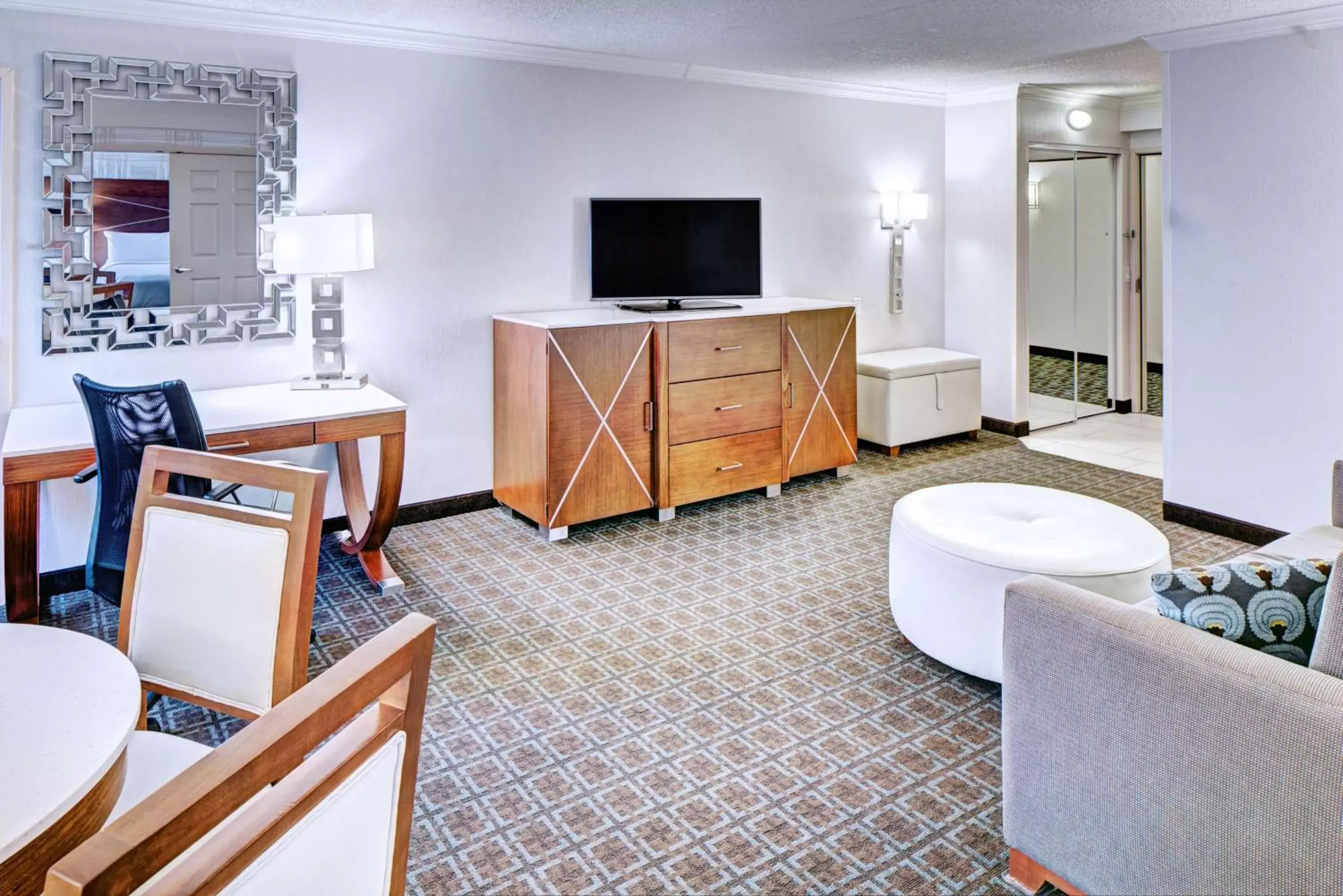 Bedroom, TV/Entertainment Center in DoubleTree by Hilton Madison Downtown