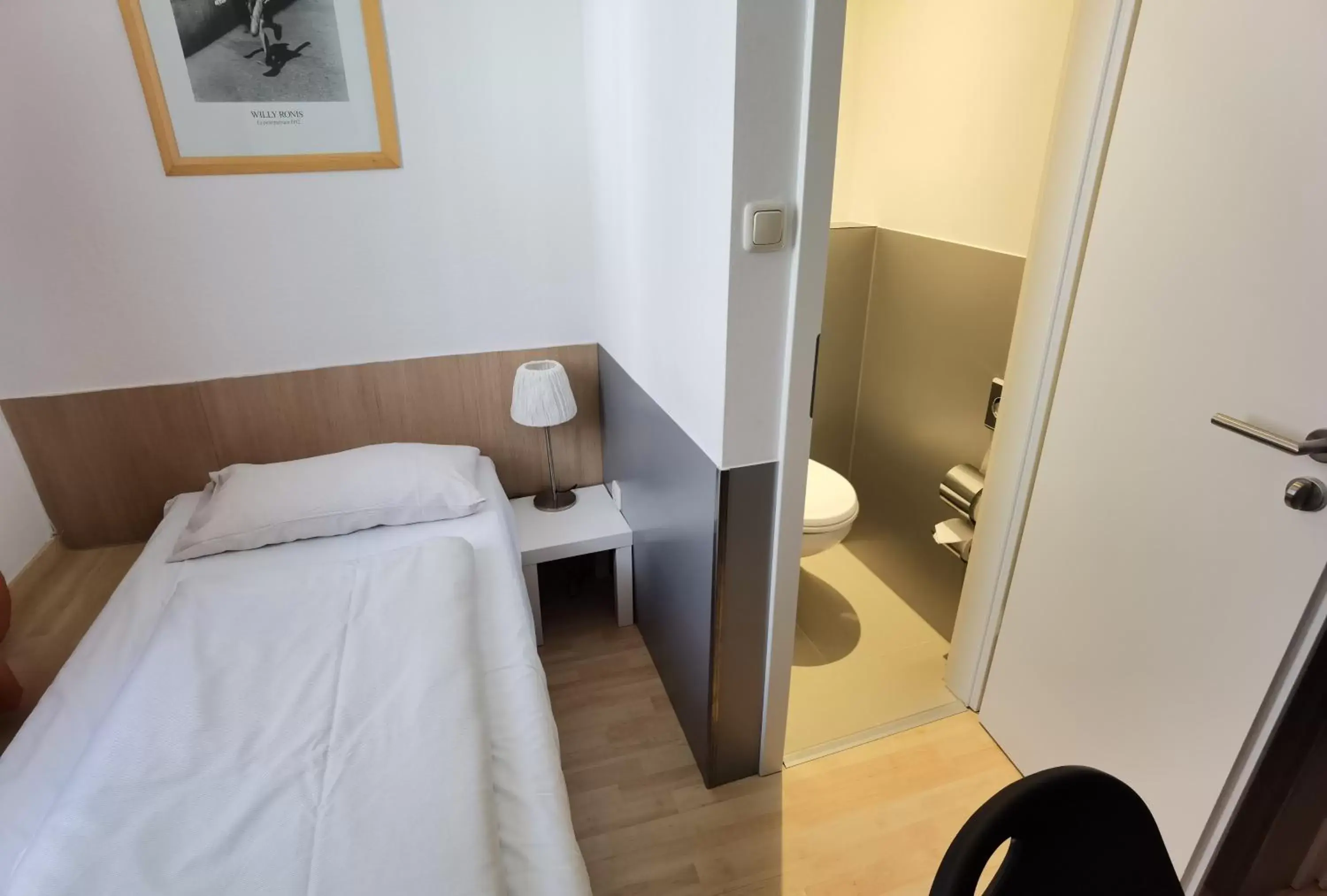 Toilet, Bed in Hotel Italia