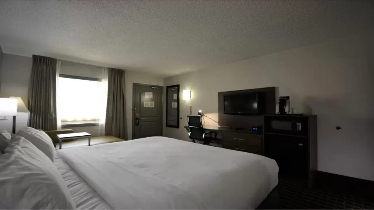Bed in Holiday Inn Hazlet by IHG Bed in Holiday Inn Hazlet by IHG