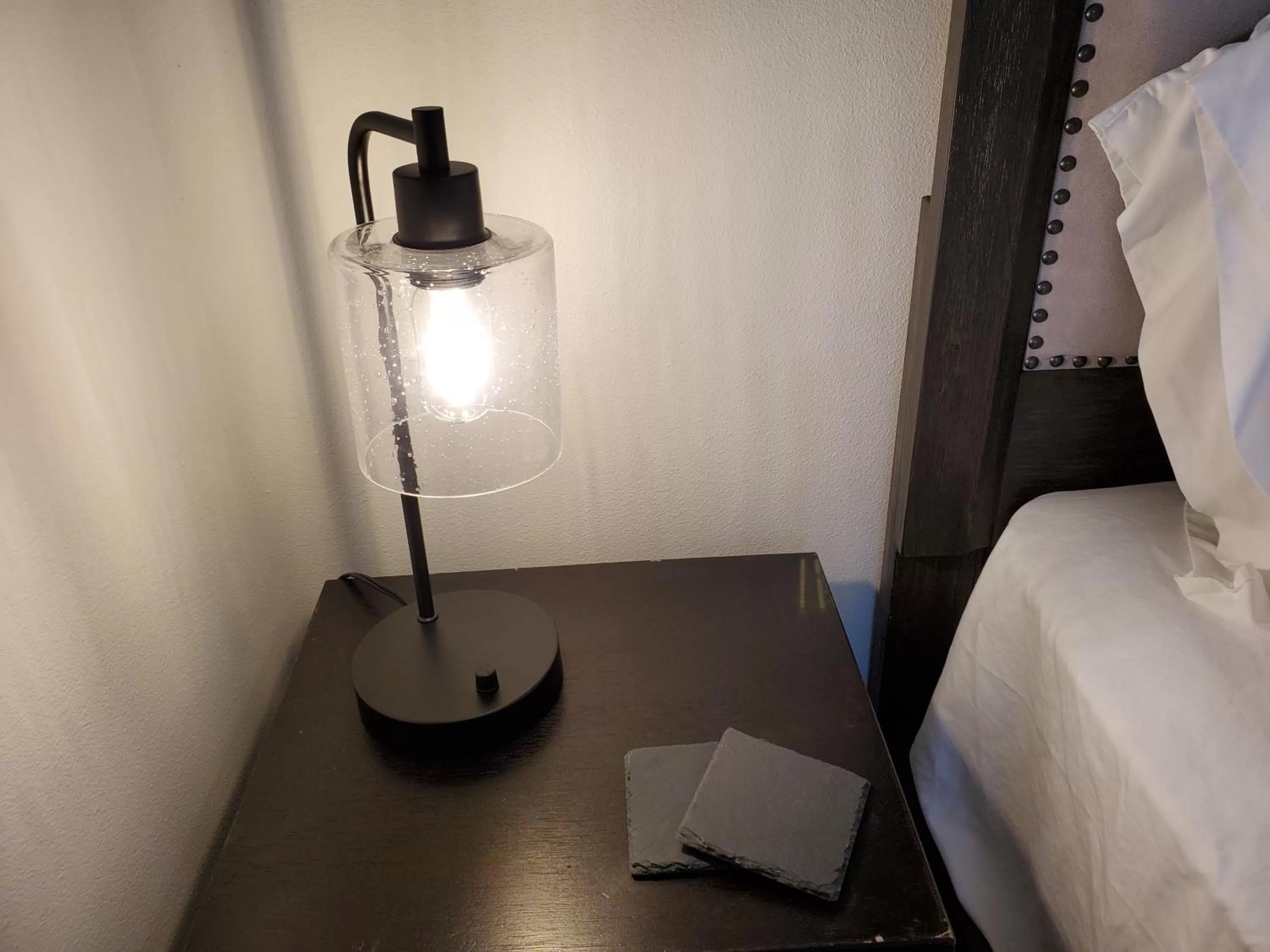 Bed, TV/Entertainment Center in Moonstone Beach Motel