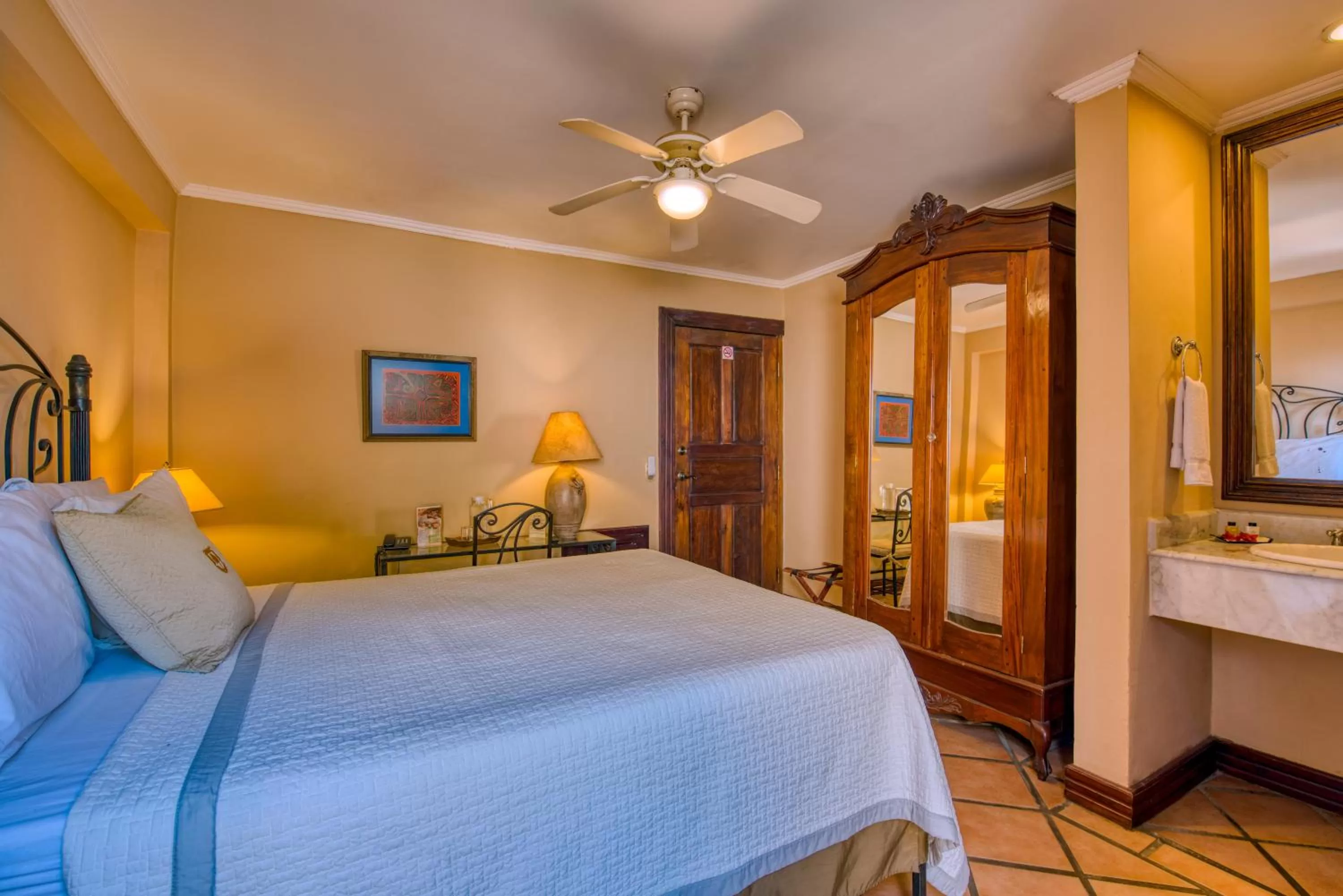 Photo of the whole room, Bed in Hotel Los Robles, Managua, Nicaragua