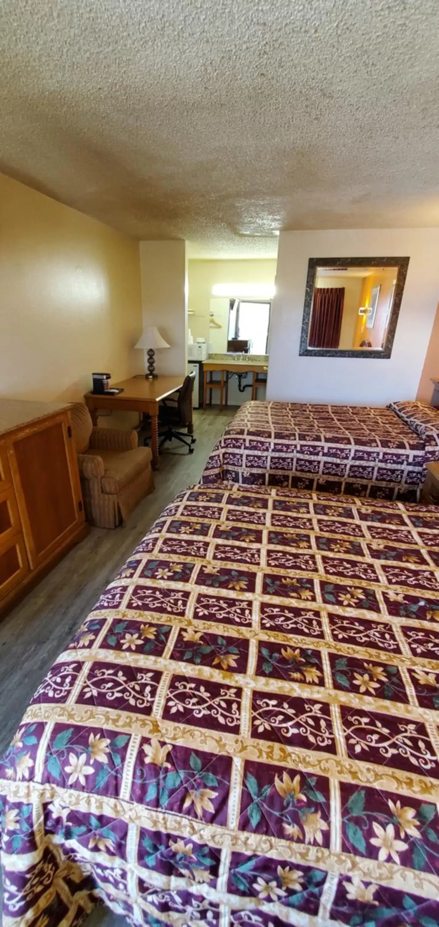 Photo of the whole room, Bed in Anaheim National Inn