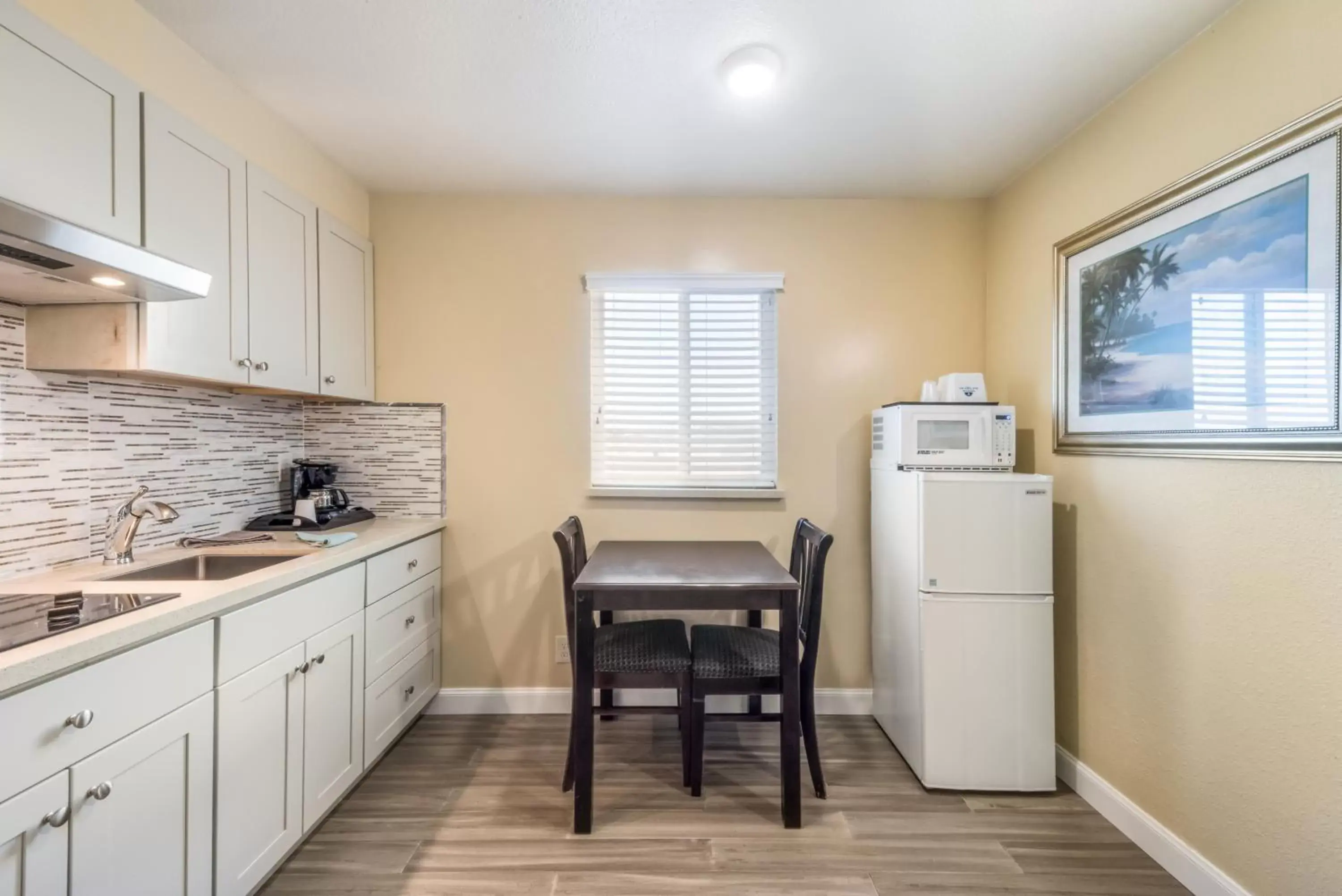 Kitchen or kitchenette, Kitchen/Kitchenette in Americas Best Value Inn San Francisco/Pacifica