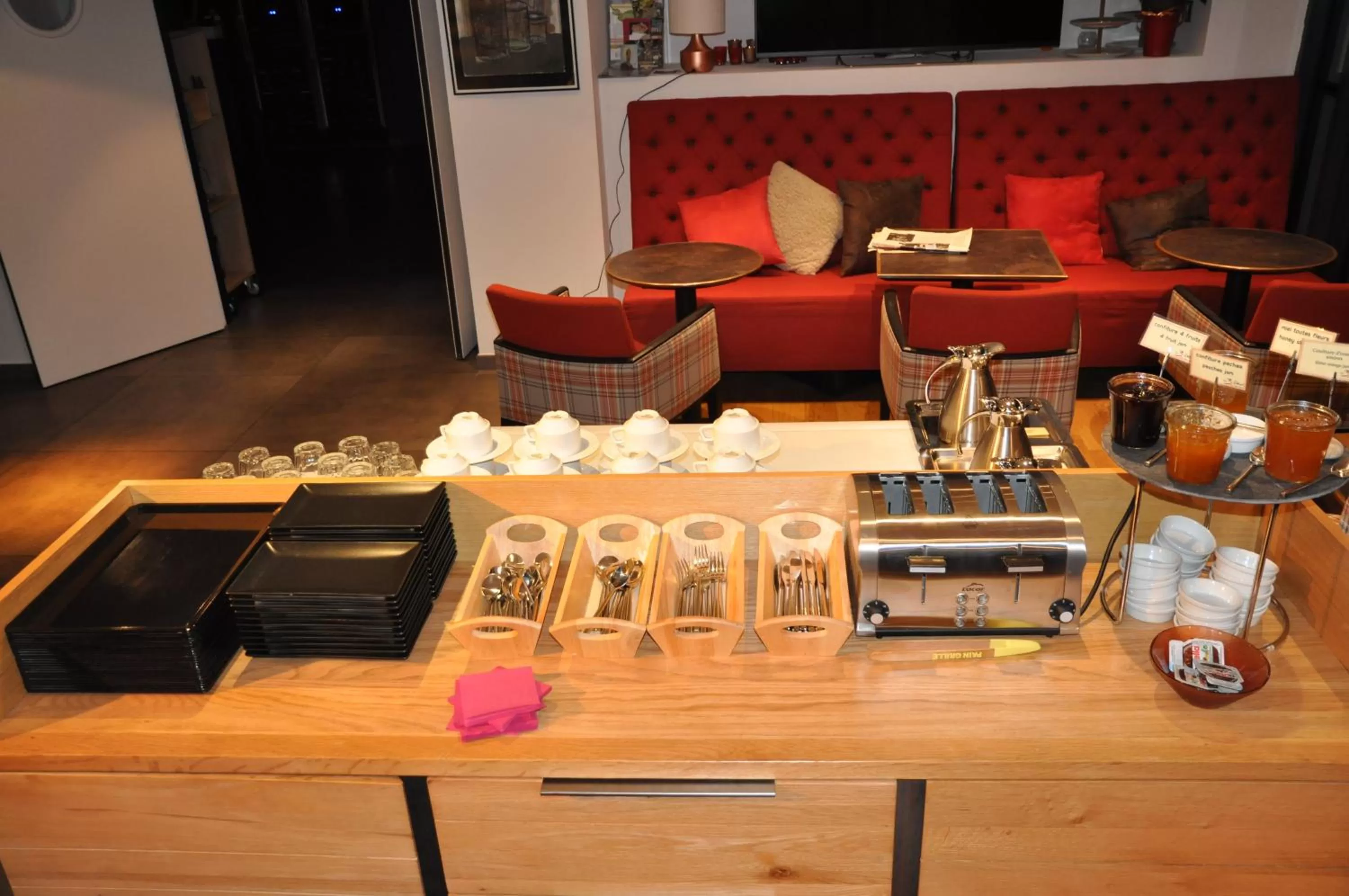 Buffet breakfast in Les 3 Lieux - Hôtel, Restaurant, Espace sensoriel