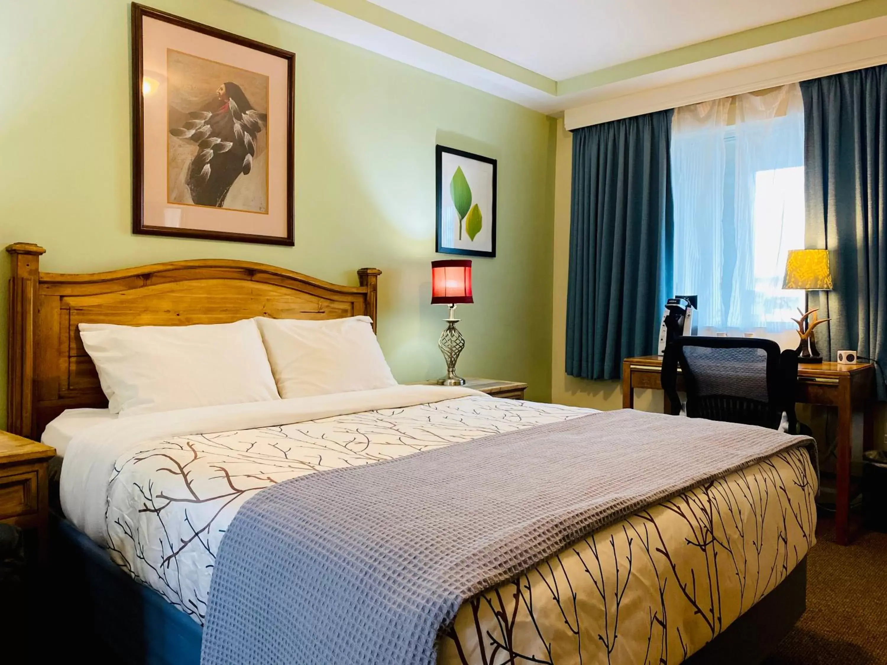 Bed in Salida Inn & Monarch Suites