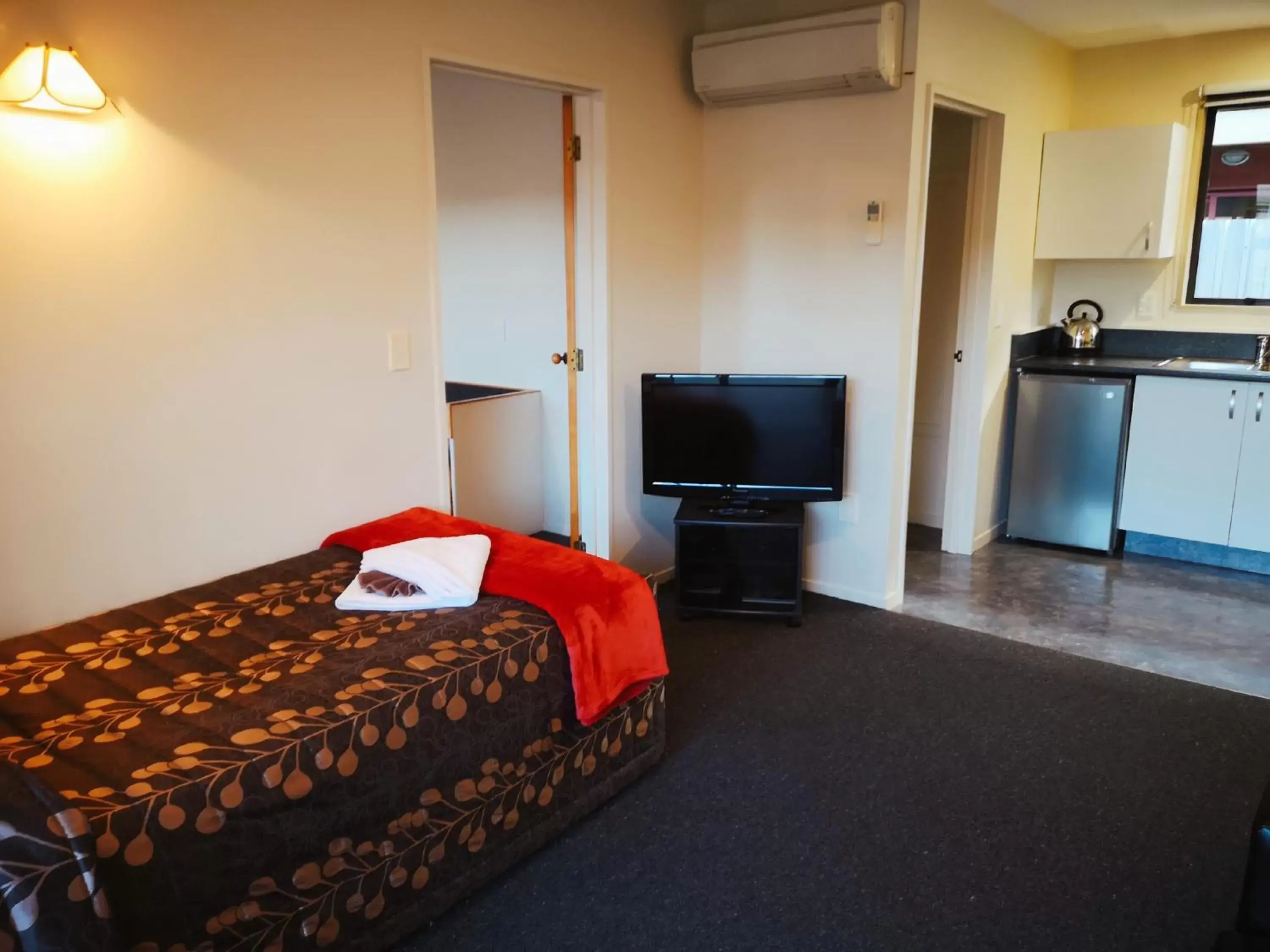 Kitchen or kitchenette, Bed in Aston Court Motel