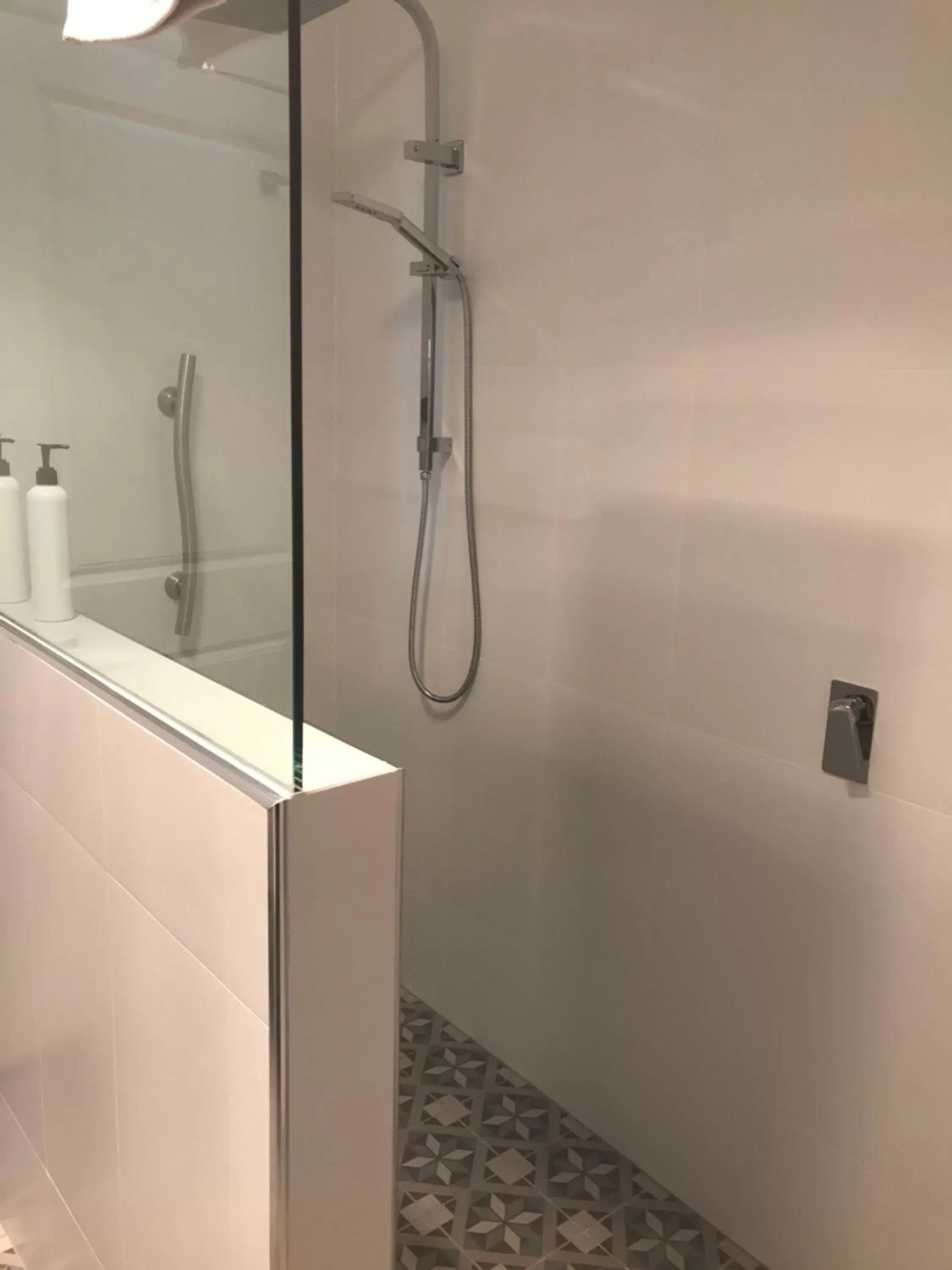Shower, Bathroom in Inn Scone
